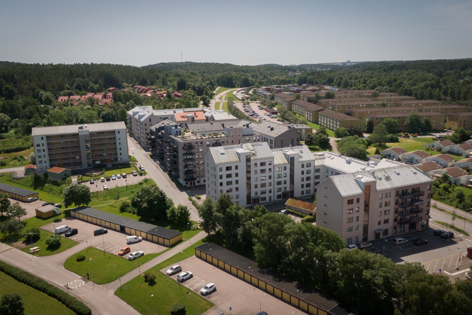 Modern och välplanerad tvåa med uteplats och tillgång till gemensam takterrass med härlig utsikt.