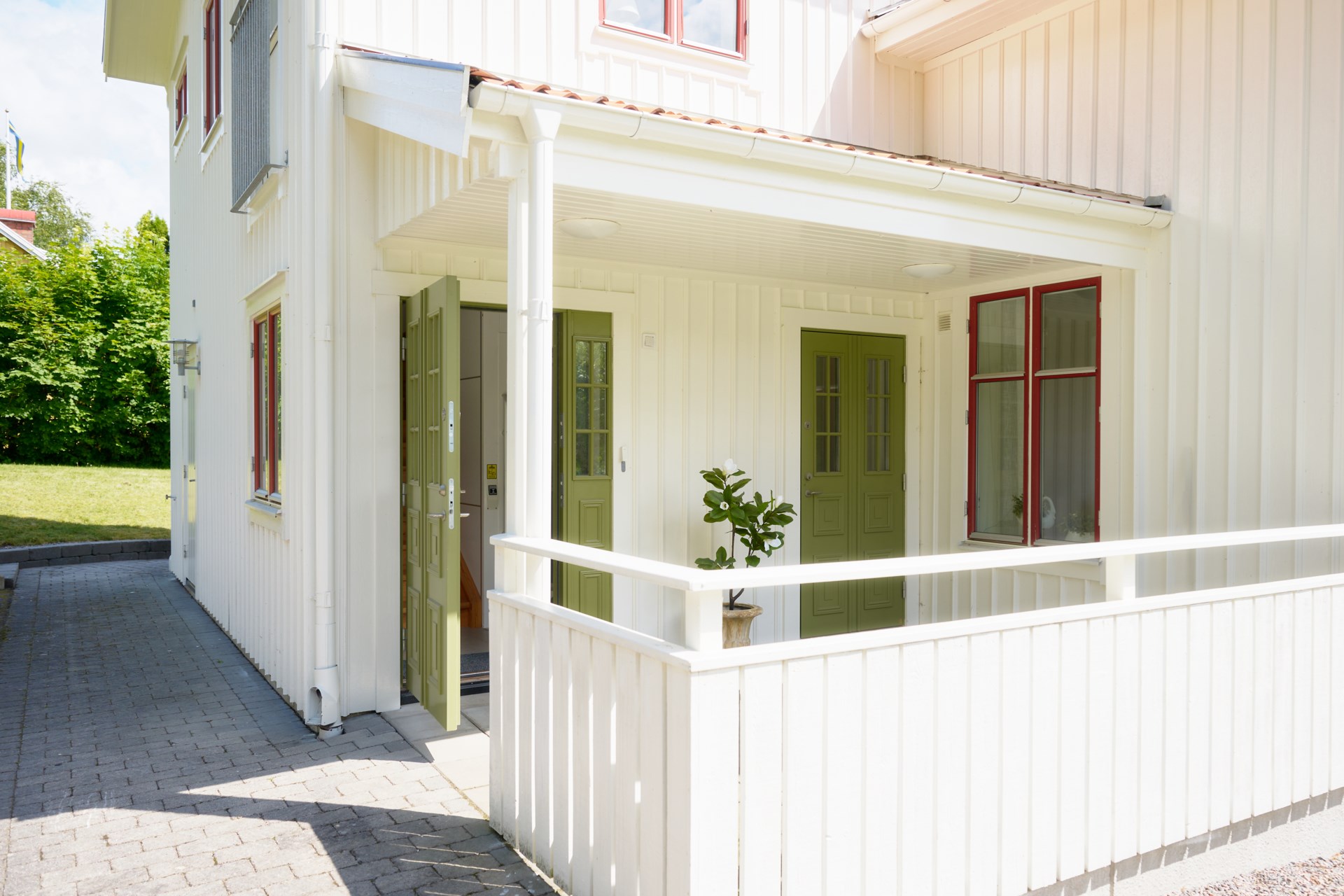 Välskött och renoverad sekelskiftesvilla från 1909 i idyllisk lantmiljö med två bostäder.