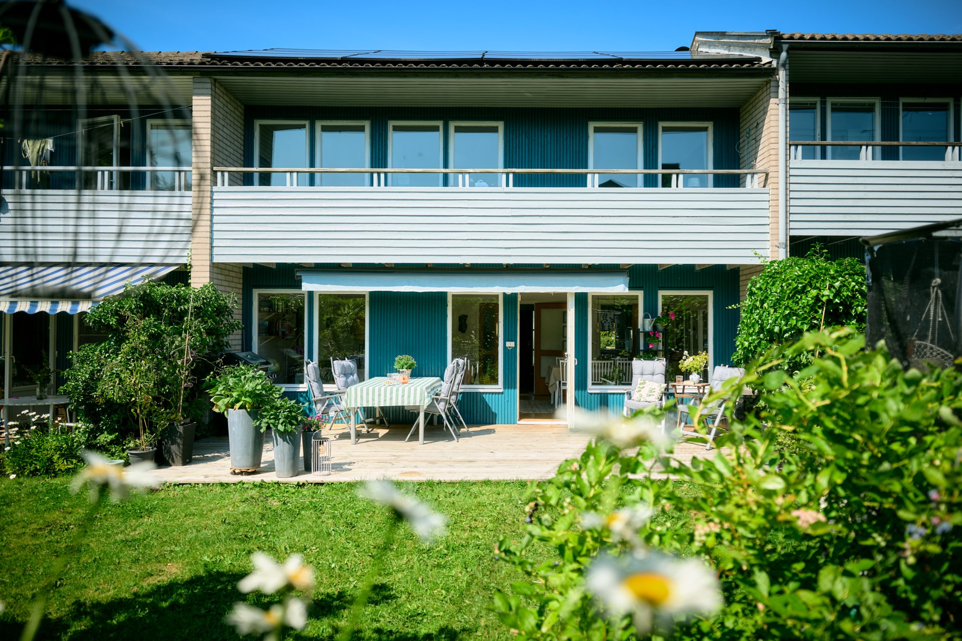 Välplanerat och smakfullt renoverat radhus i familjevänliga Utby!