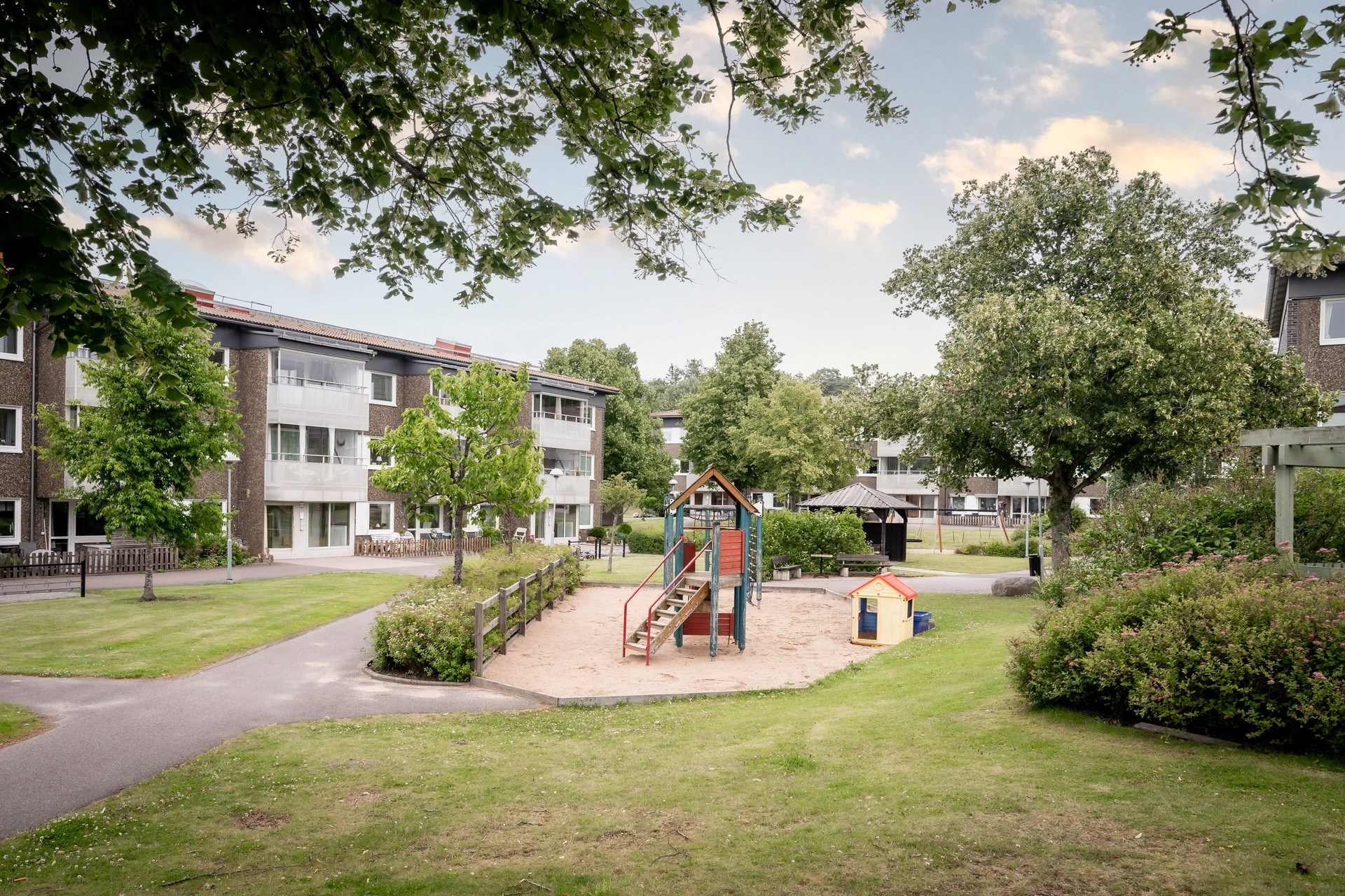 Markplans tvåa med härlig uteplats och nyrenoverat badrum!