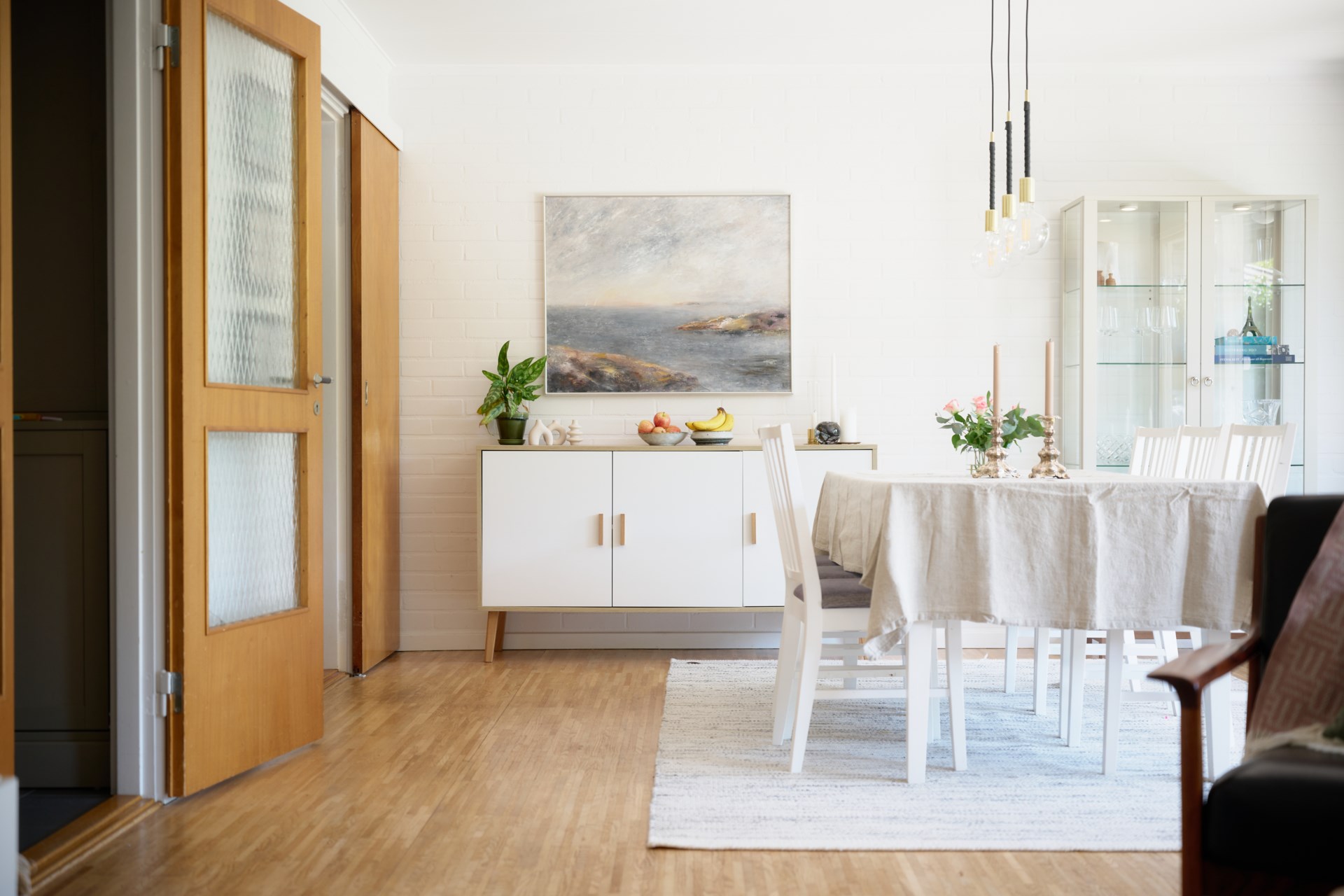 Välplanerat och smakfullt renoverat radhus i familjevänliga Utby!