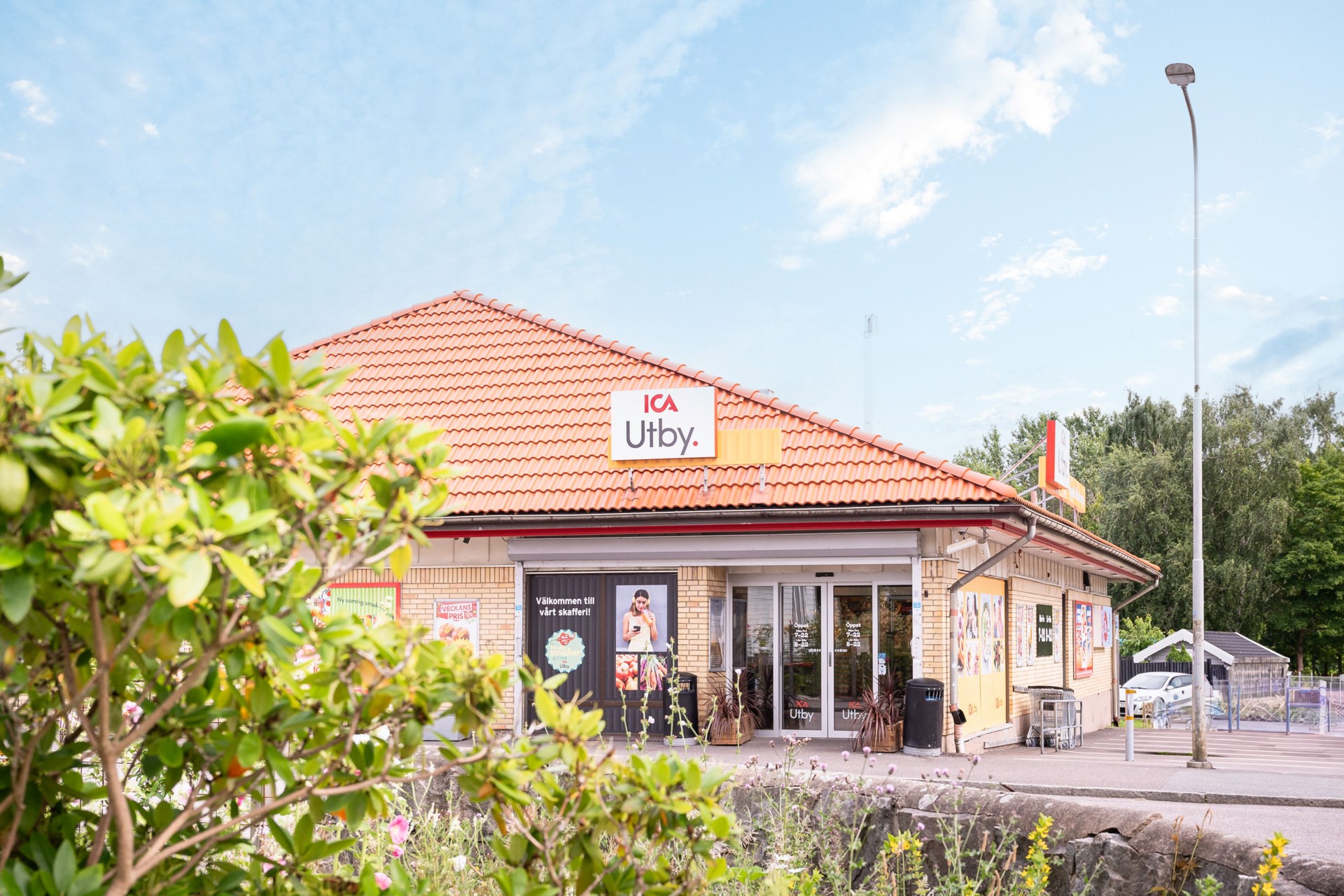 Välplanerat och smakfullt renoverat radhus i familjevänliga Utby!