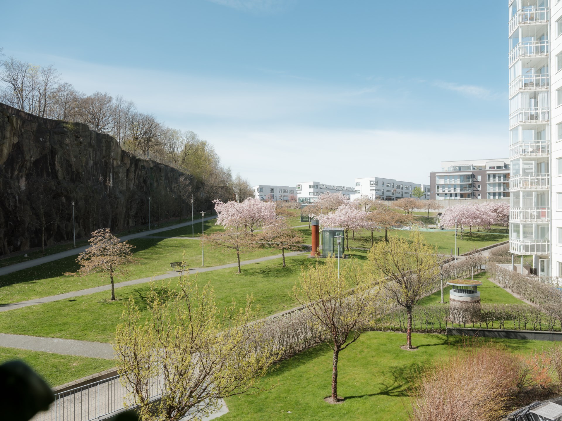 Ljus gaveltvåa mot väster med inglasad balkong med park- & havsutsikt