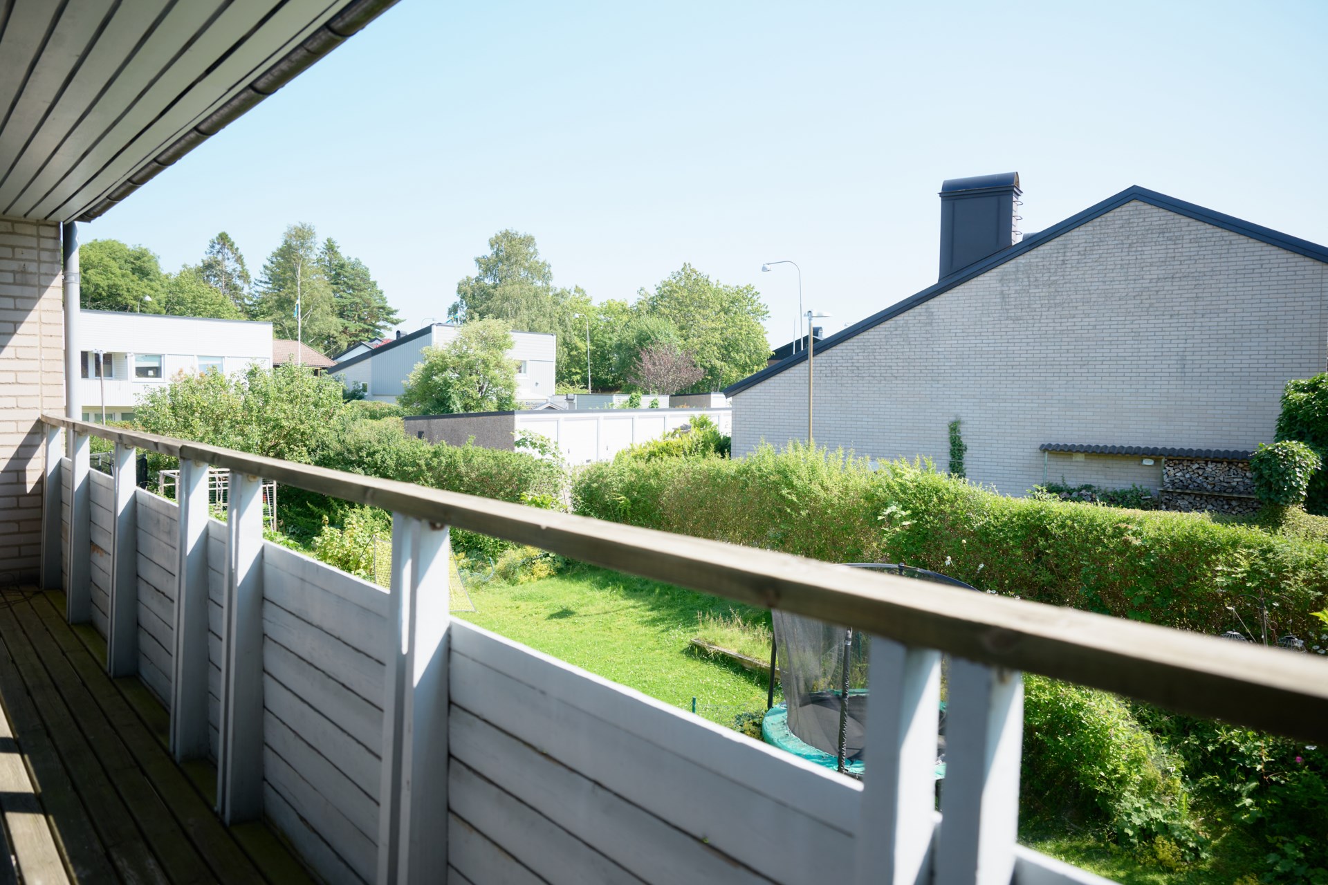 Välplanerat och smakfullt renoverat radhus i familjevänliga Utby!
