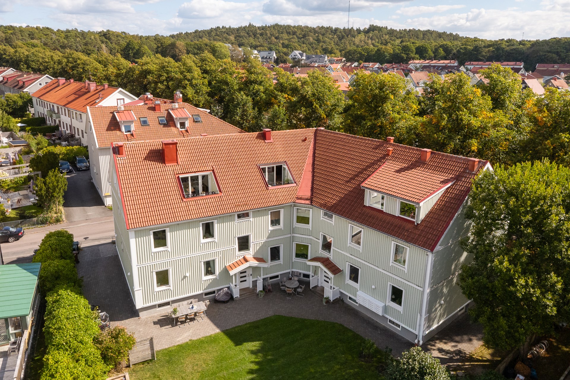 Makalöst vacker vindslägenhet med terrass i soligt västerläge!