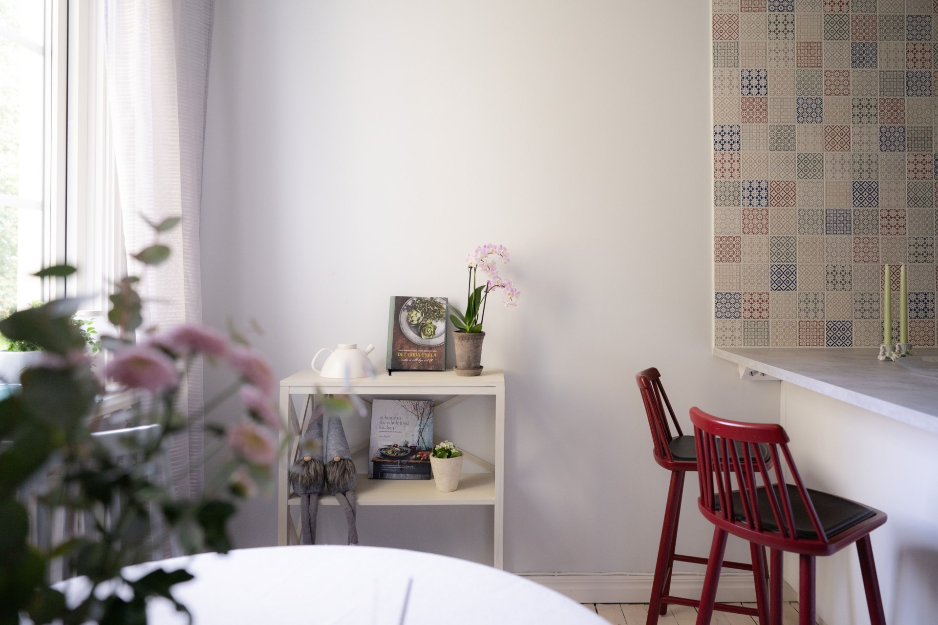 Mysig och välplanerad etta med sällskapligt kök och charmiga detaljer.