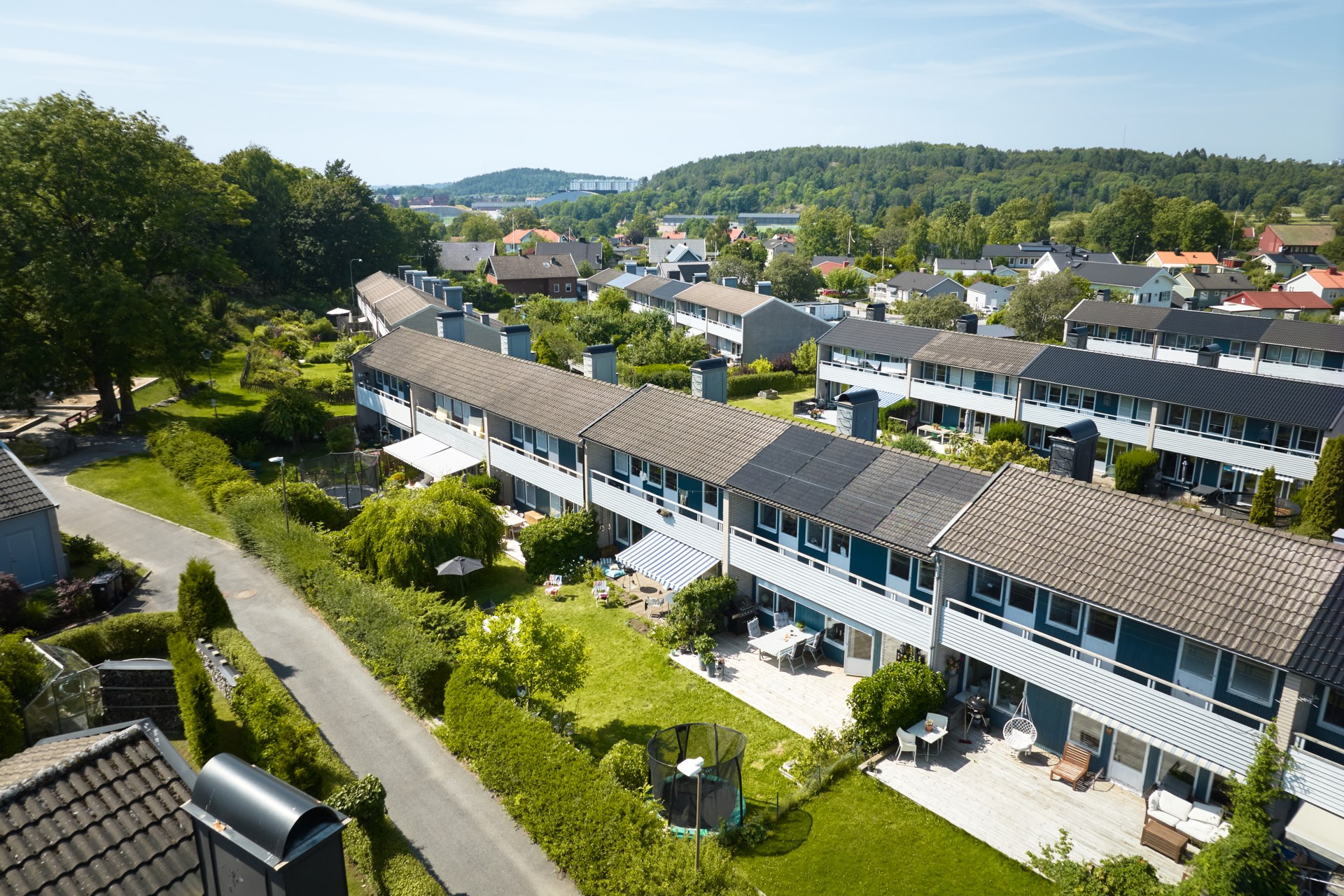 Välplanerat och smakfullt renoverat radhus i familjevänliga Utby!