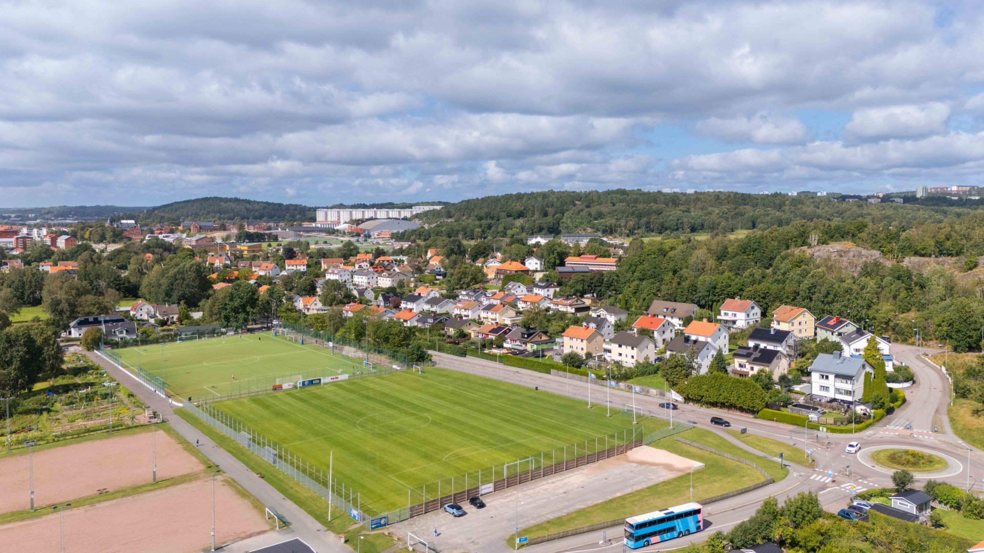 Välplanerat och smakfullt renoverat radhus i familjevänliga Utby!
