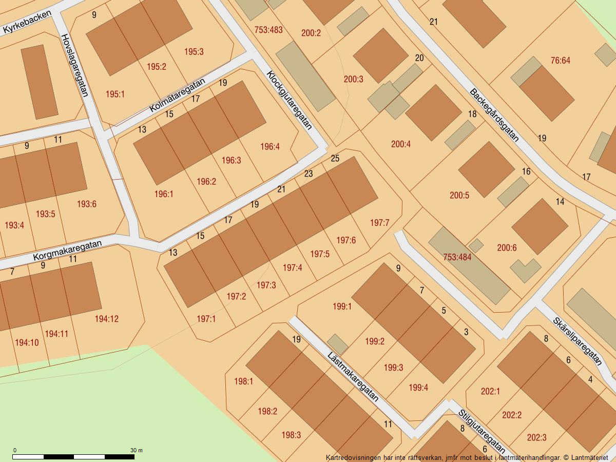 Välplanerat och smakfullt renoverat radhus i familjevänliga Utby!