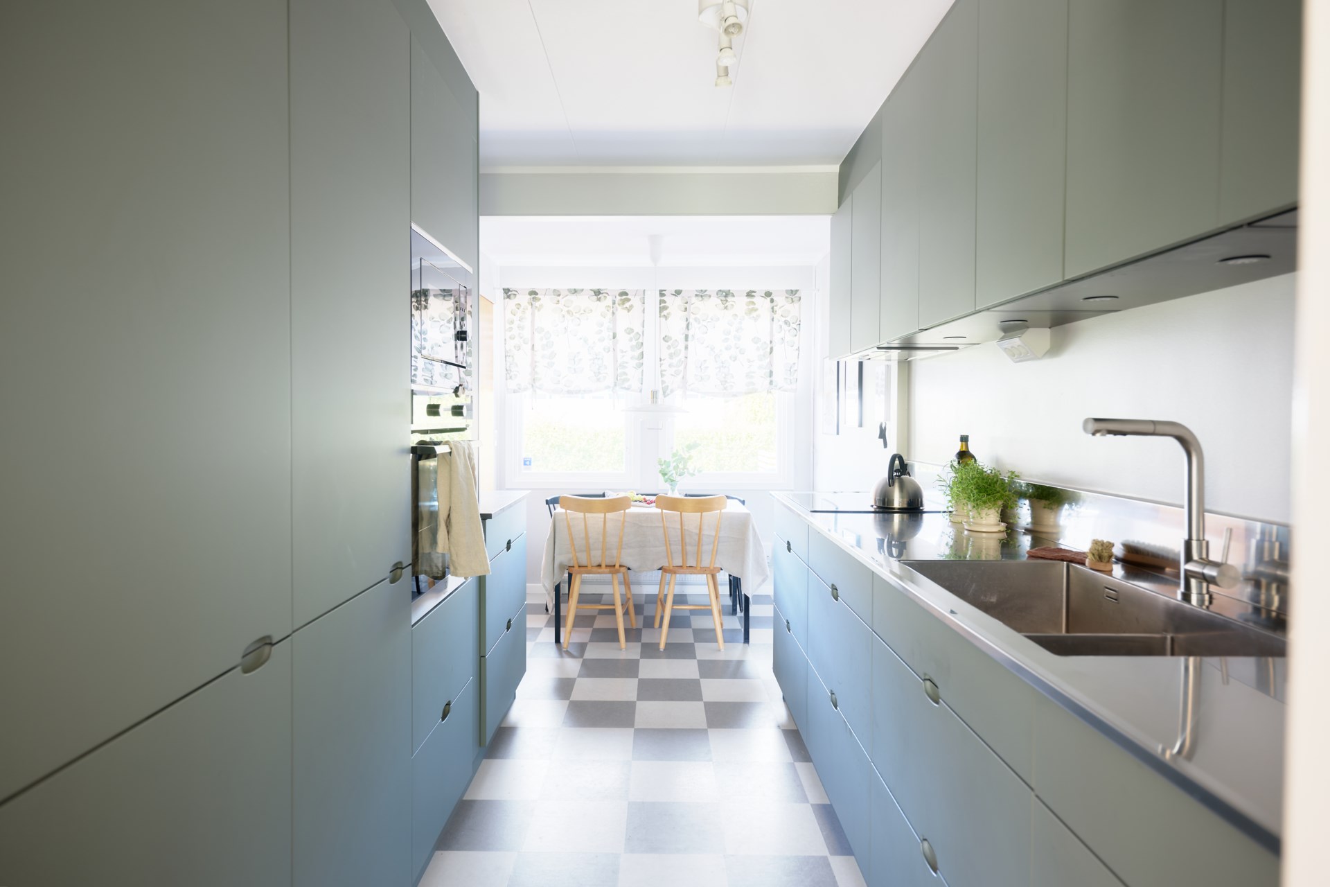 Välplanerat och smakfullt renoverat radhus i familjevänliga Utby!