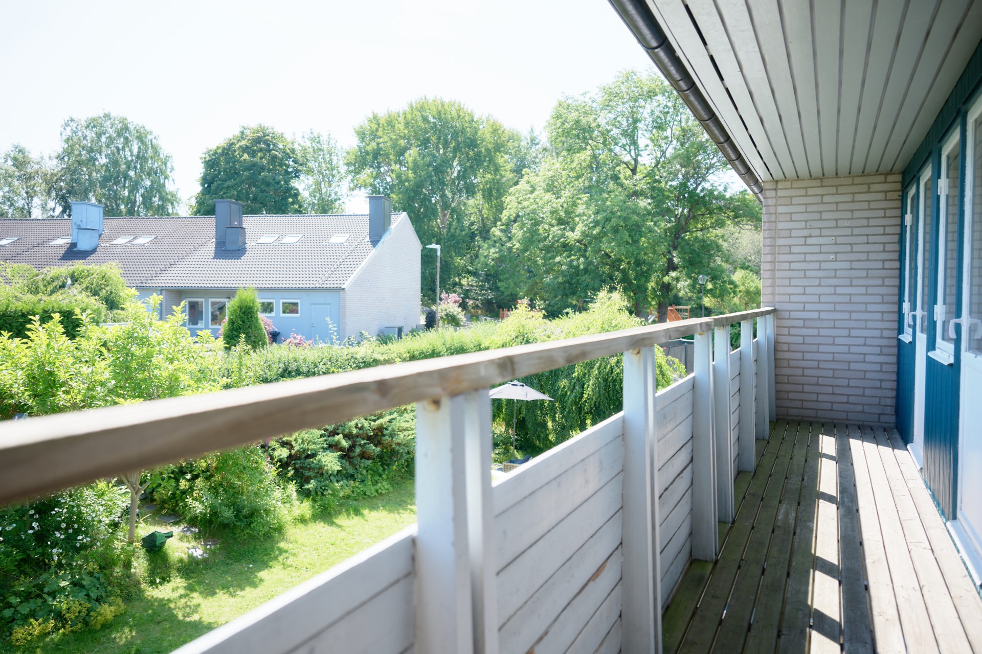 Välplanerat och smakfullt renoverat radhus i familjevänliga Utby!