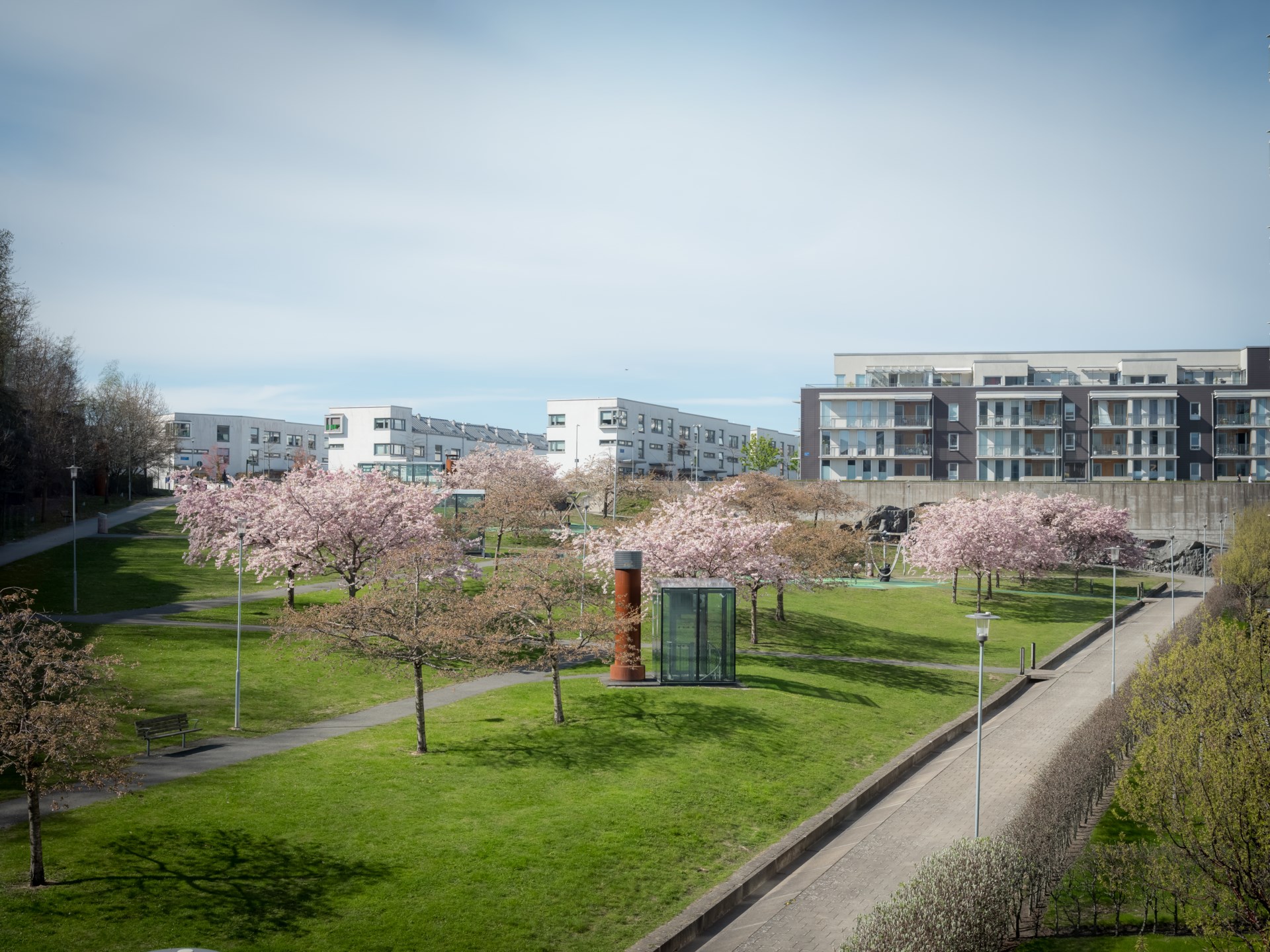 Ljus gaveltvåa mot väster med inglasad balkong med park- & havsutsikt