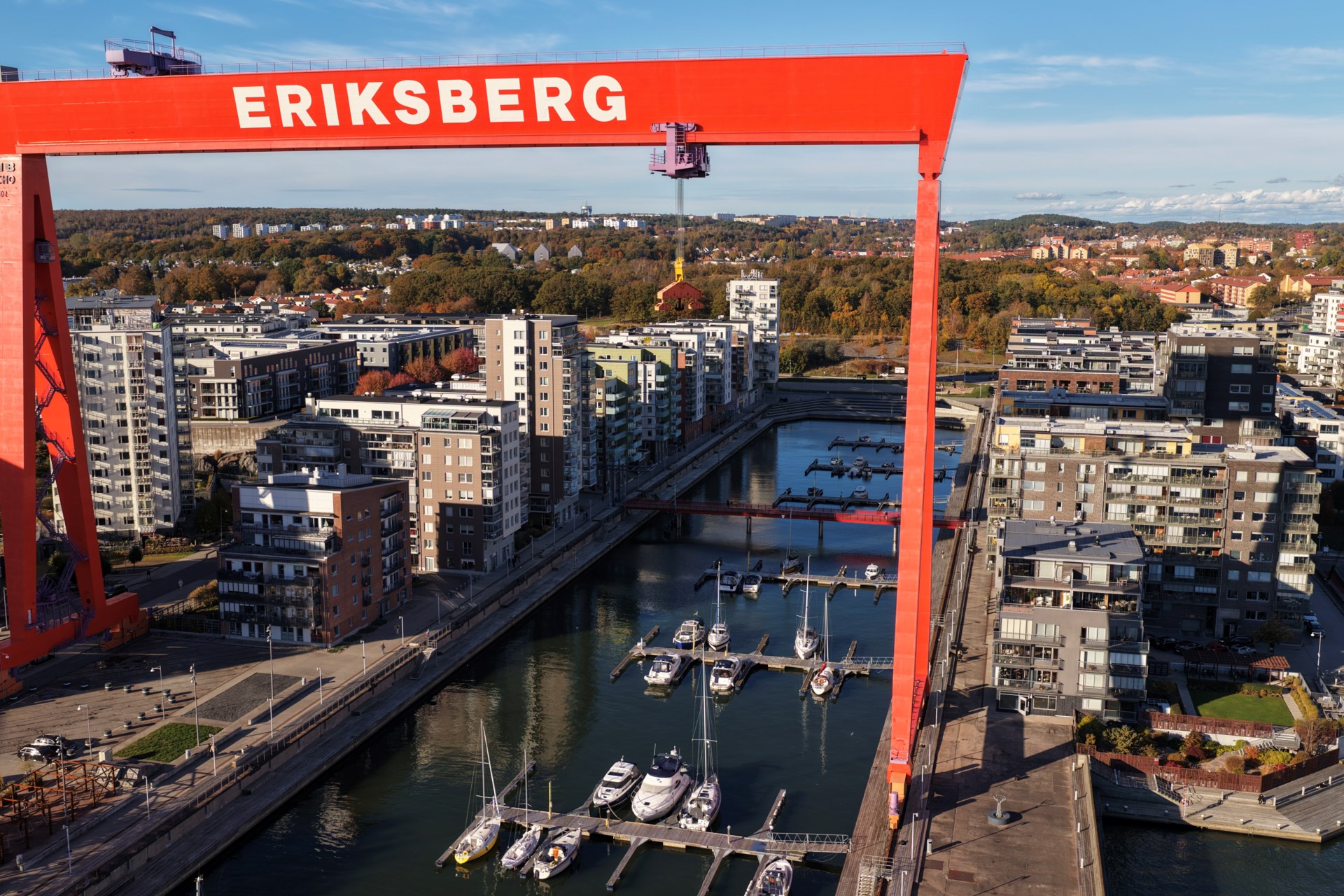 Ljus gaveltvåa mot väster med inglasad balkong med park- & havsutsikt
