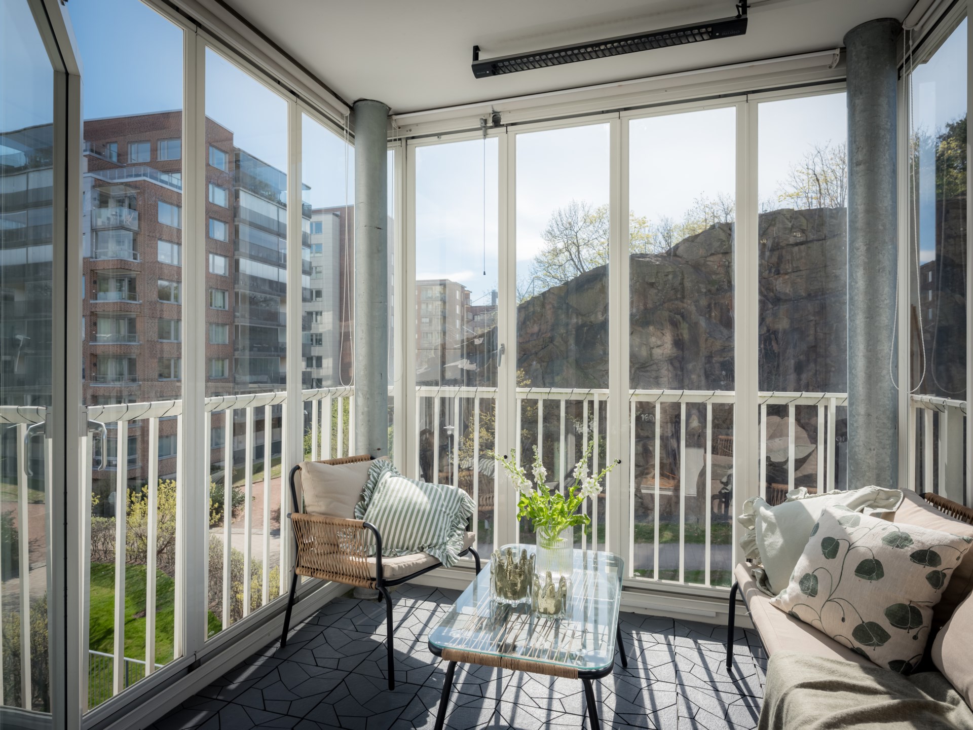 Ljus gaveltvåa mot väster med inglasad balkong med park- & havsutsikt