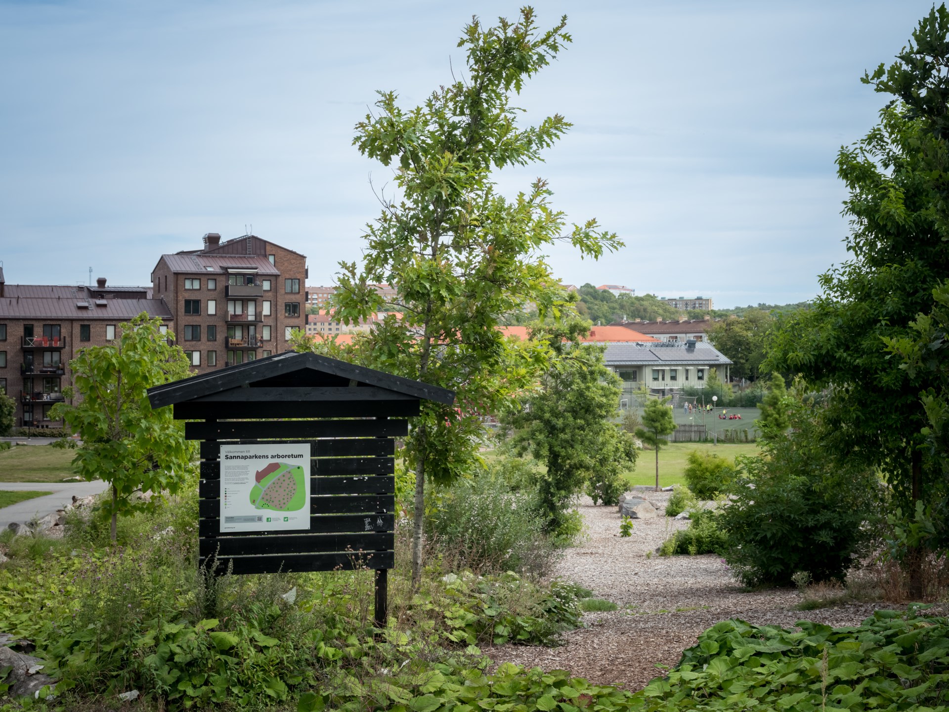 Social gavelfyra med två badrum och grönskande utsikt mot Sannaparken