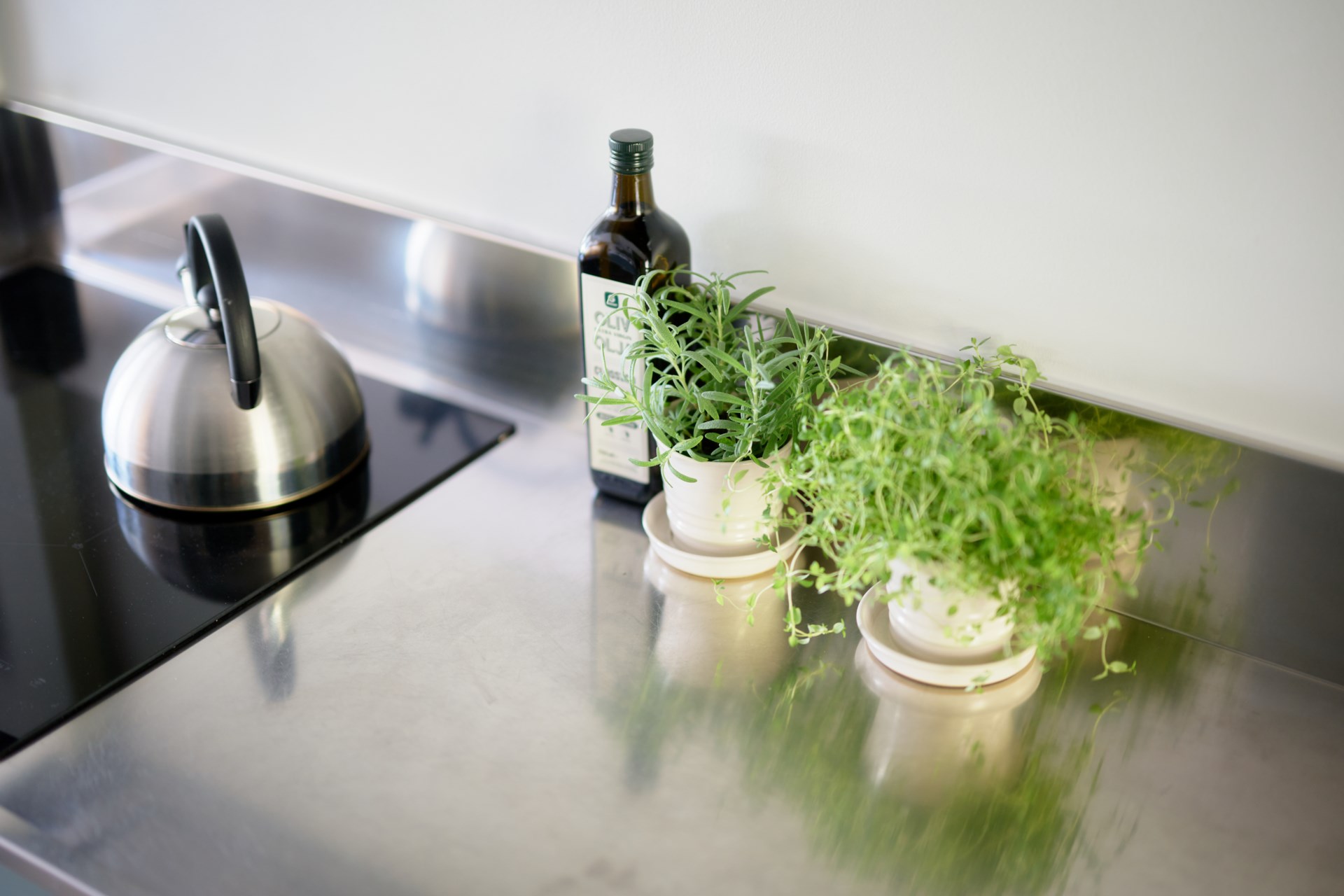 Välplanerat och smakfullt renoverat radhus i familjevänliga Utby!