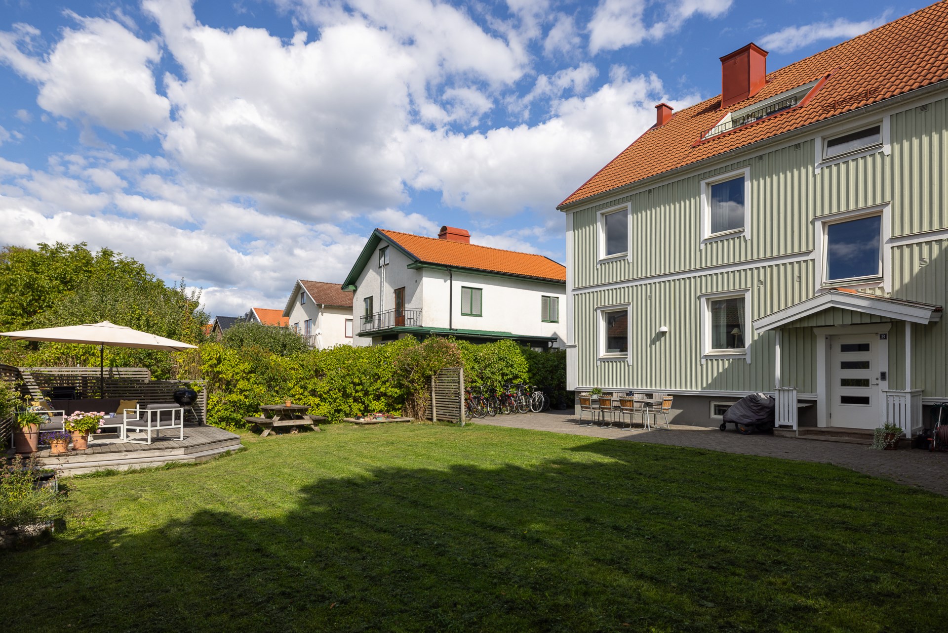 Makalöst vacker vindslägenhet med terrass i soligt västerläge!