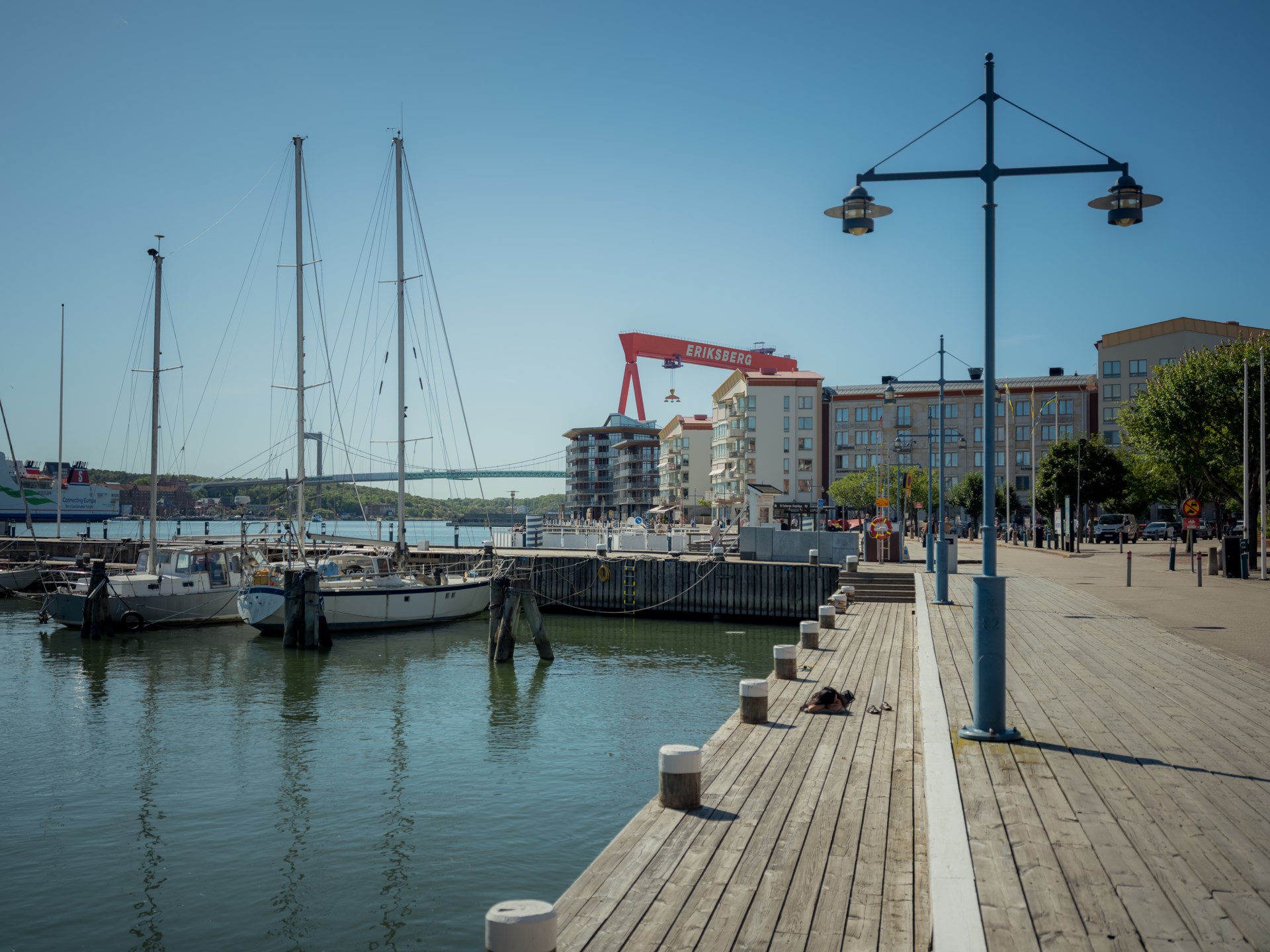 Ljus gaveltvåa mot väster med inglasad balkong med park- & havsutsikt