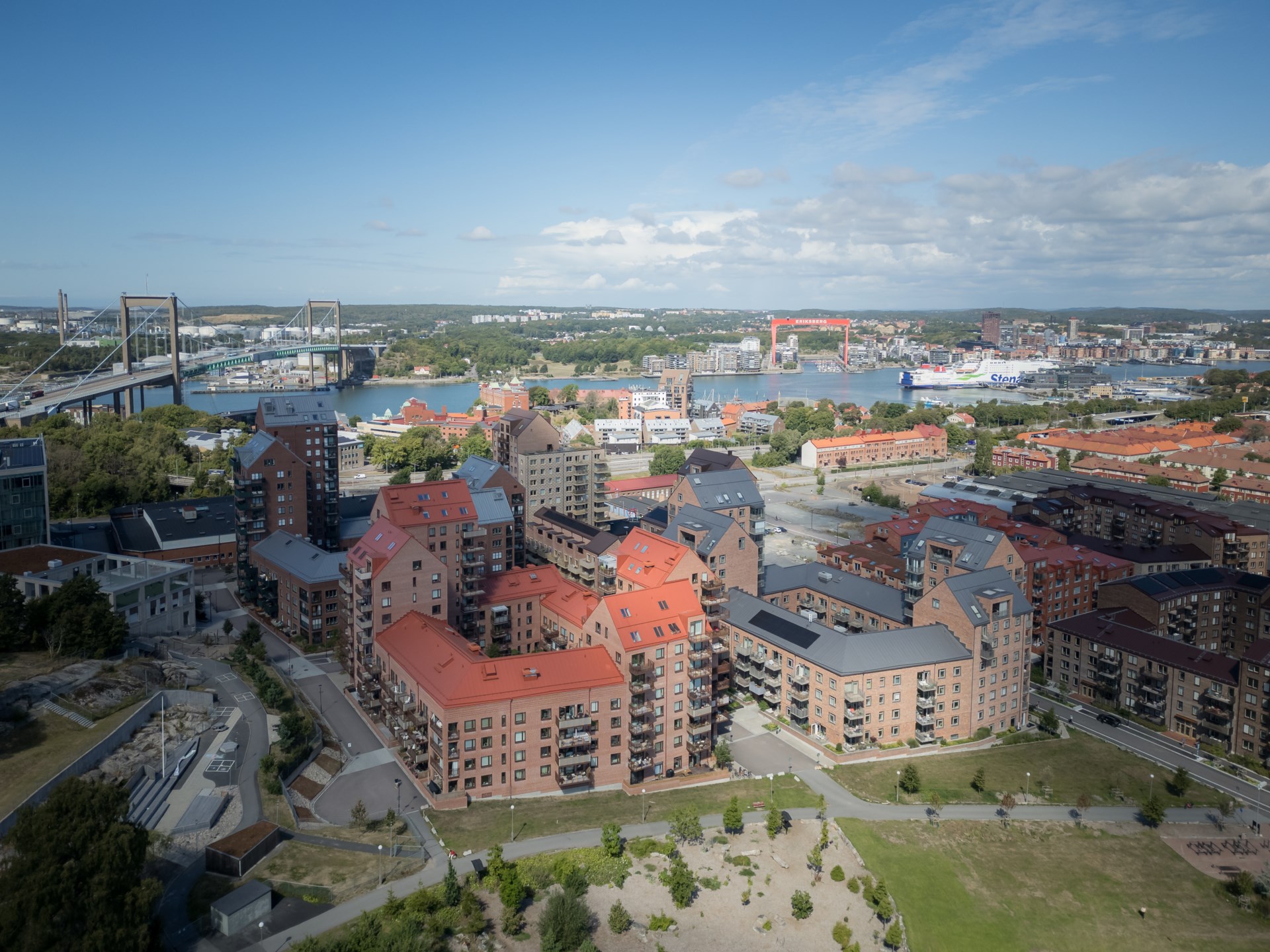 Social gavelfyra med två badrum och grönskande utsikt mot Sannaparken