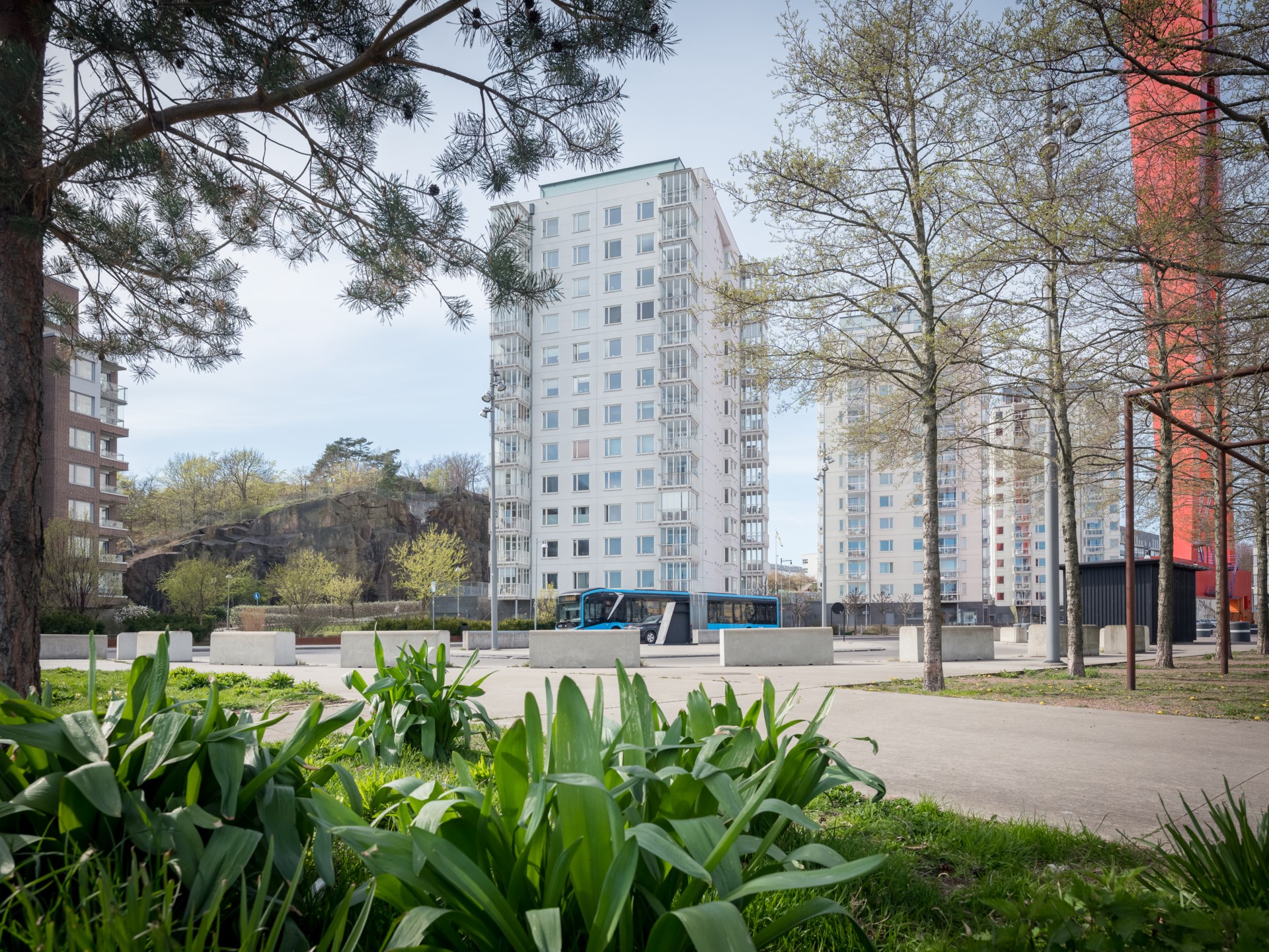 Ljus gaveltvåa mot väster med inglasad balkong med park- & havsutsikt