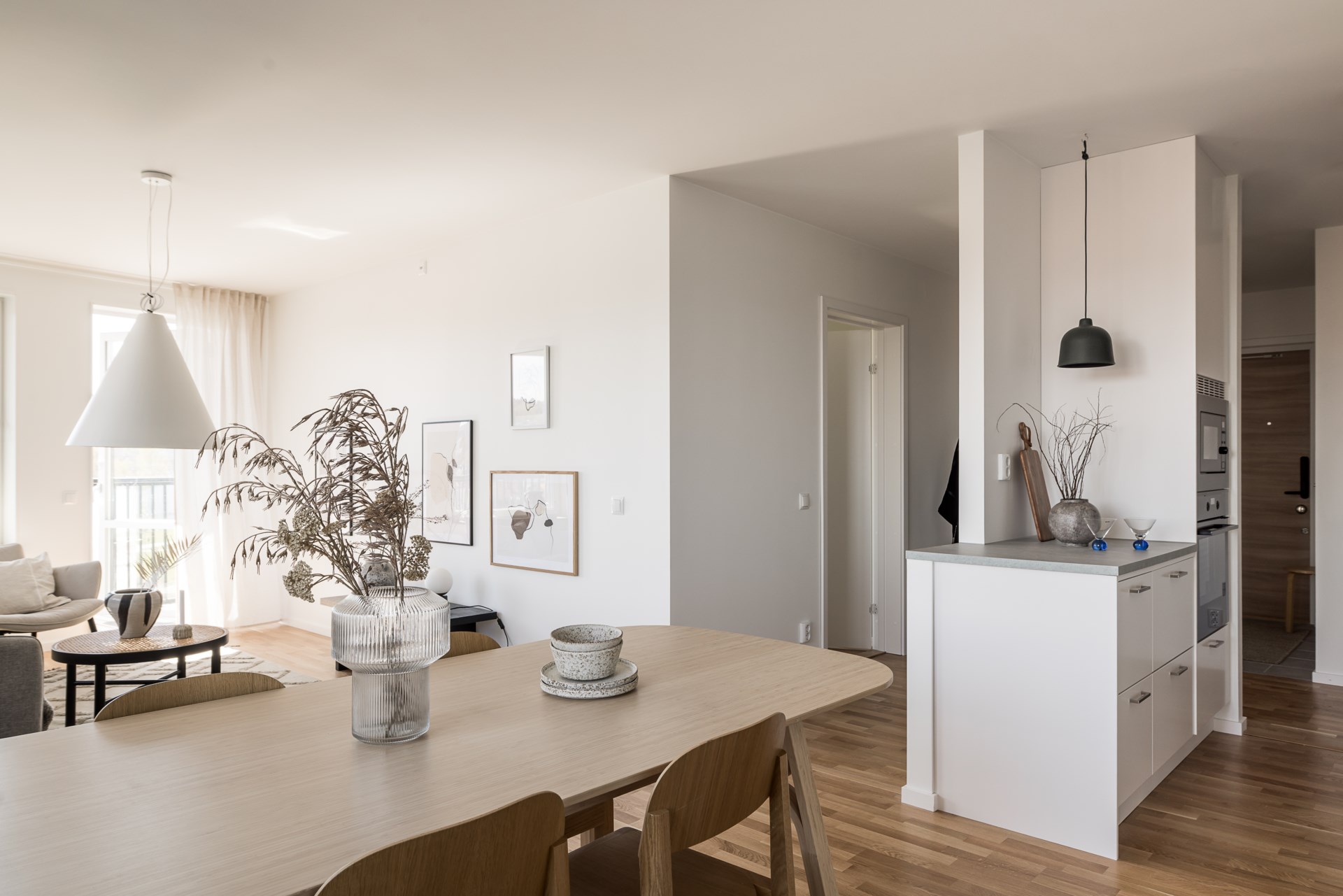 Ljus gaveltrea med balkong, utsikt och friheten med ägarlägenhet