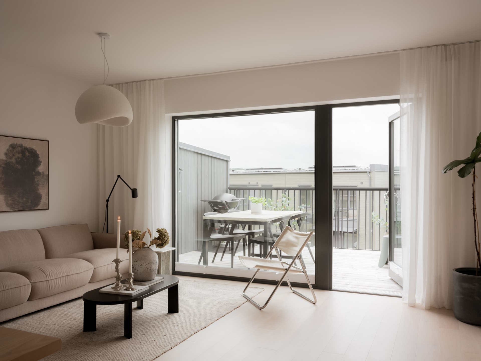 Arkitektritat radhus med vacker utsikt, dubbla uteplatser och genomtänkta och stilrena tillval