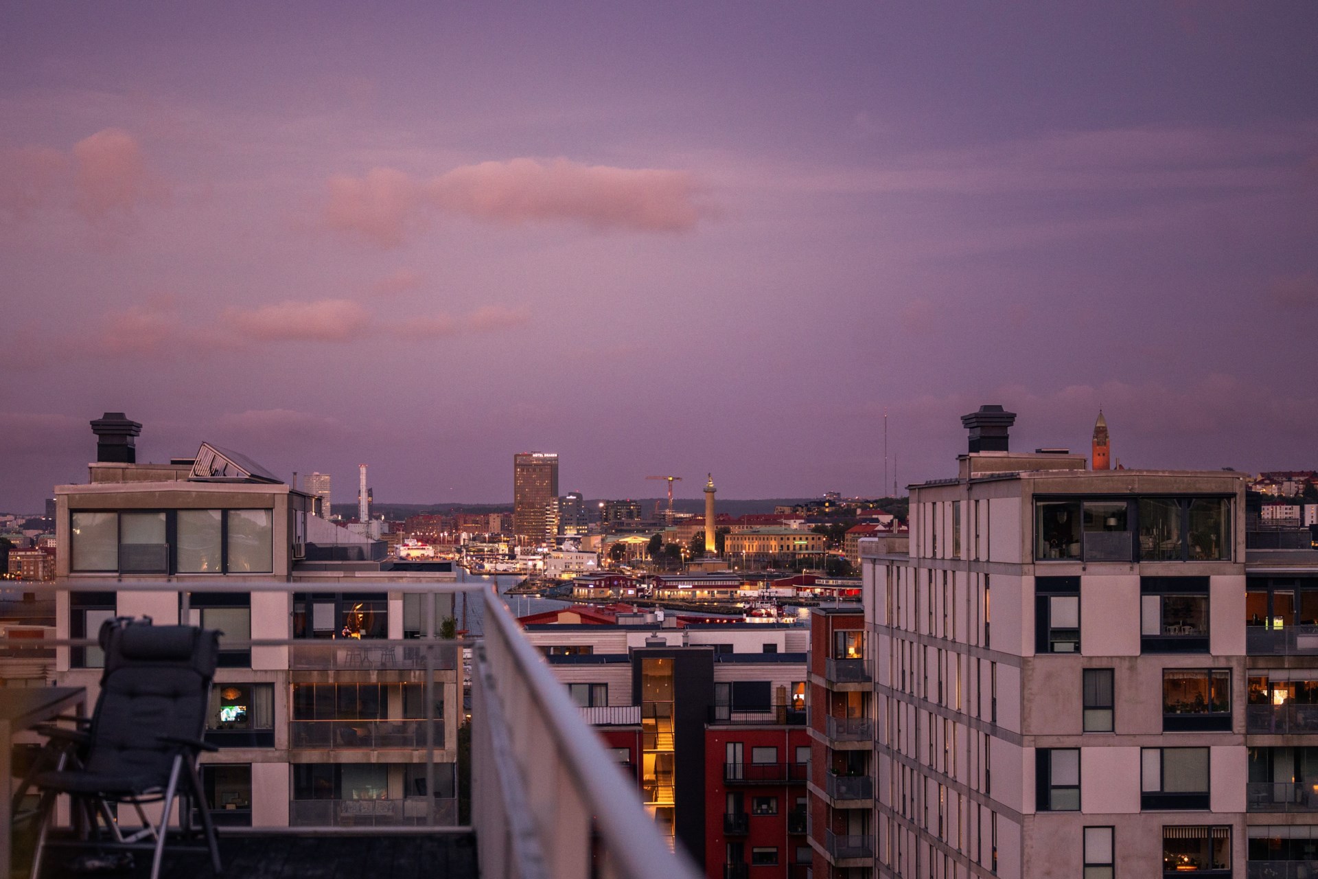 Högst upp med privat läge, generös takterrass och utsikt över staden