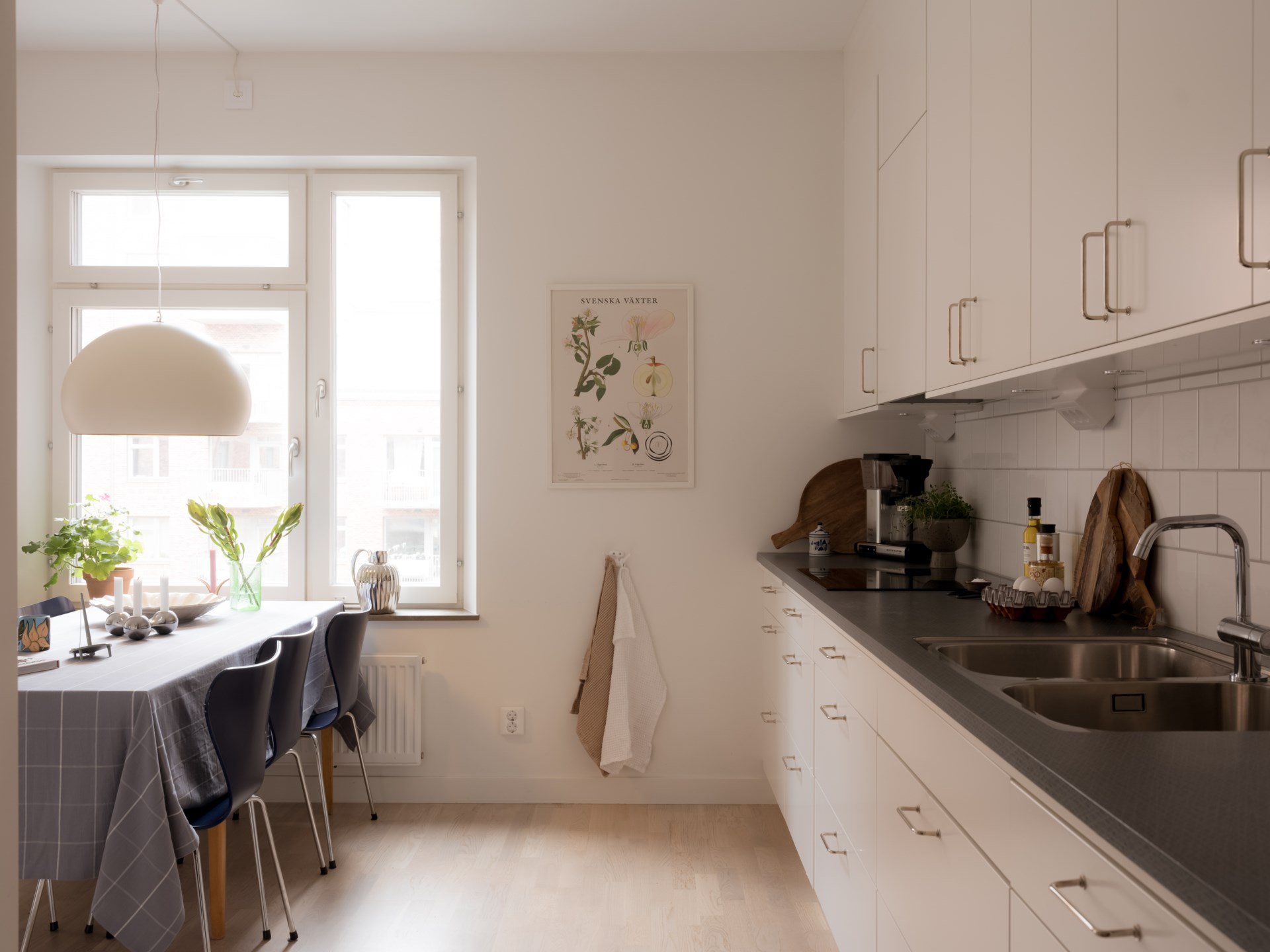 Generös trea med två badrum, västerbalkong och utsikt mot Sannaparken