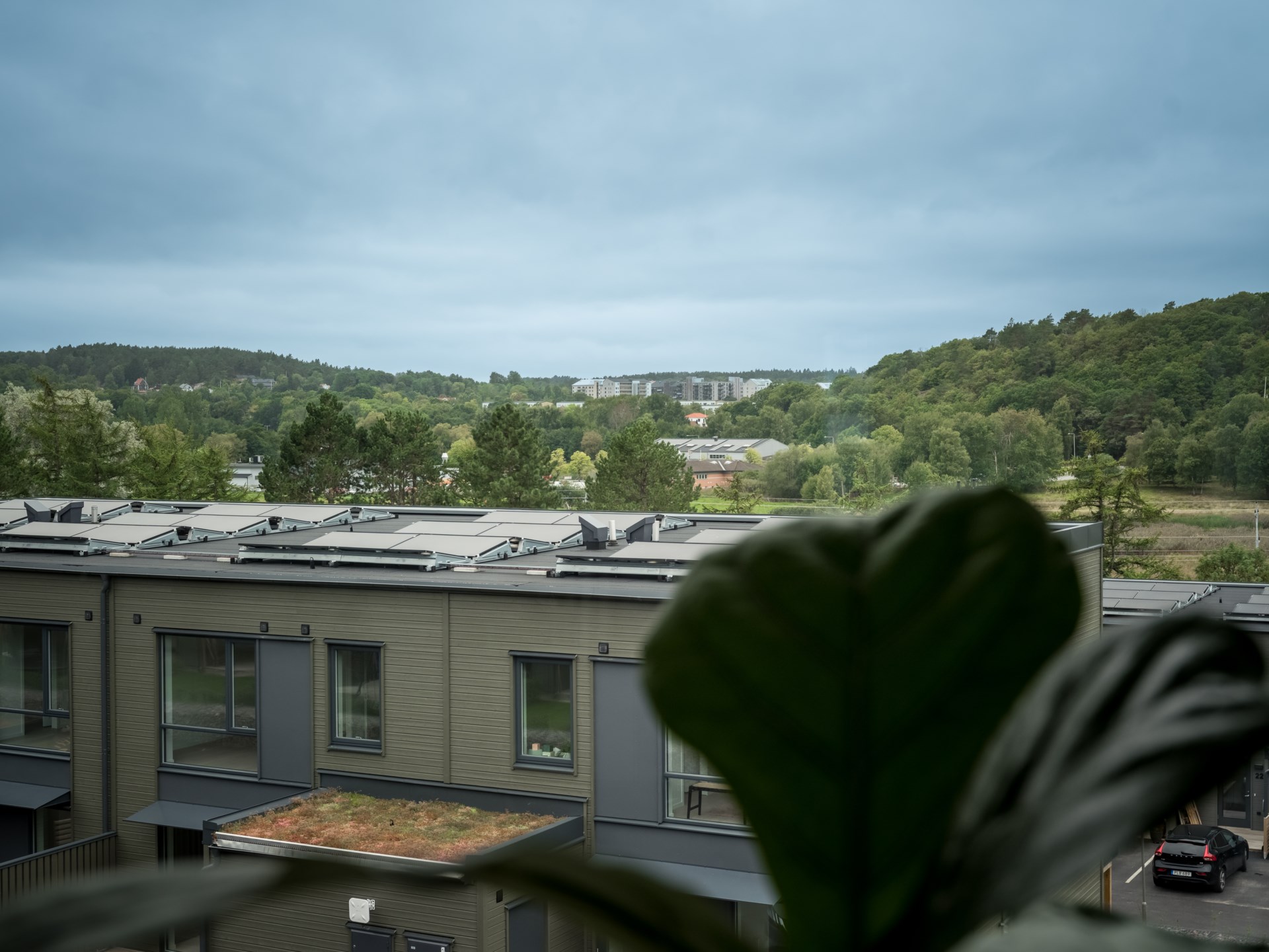 Arkitektritat radhus med vacker utsikt, dubbla uteplatser och genomtänkta och stilrena tillval