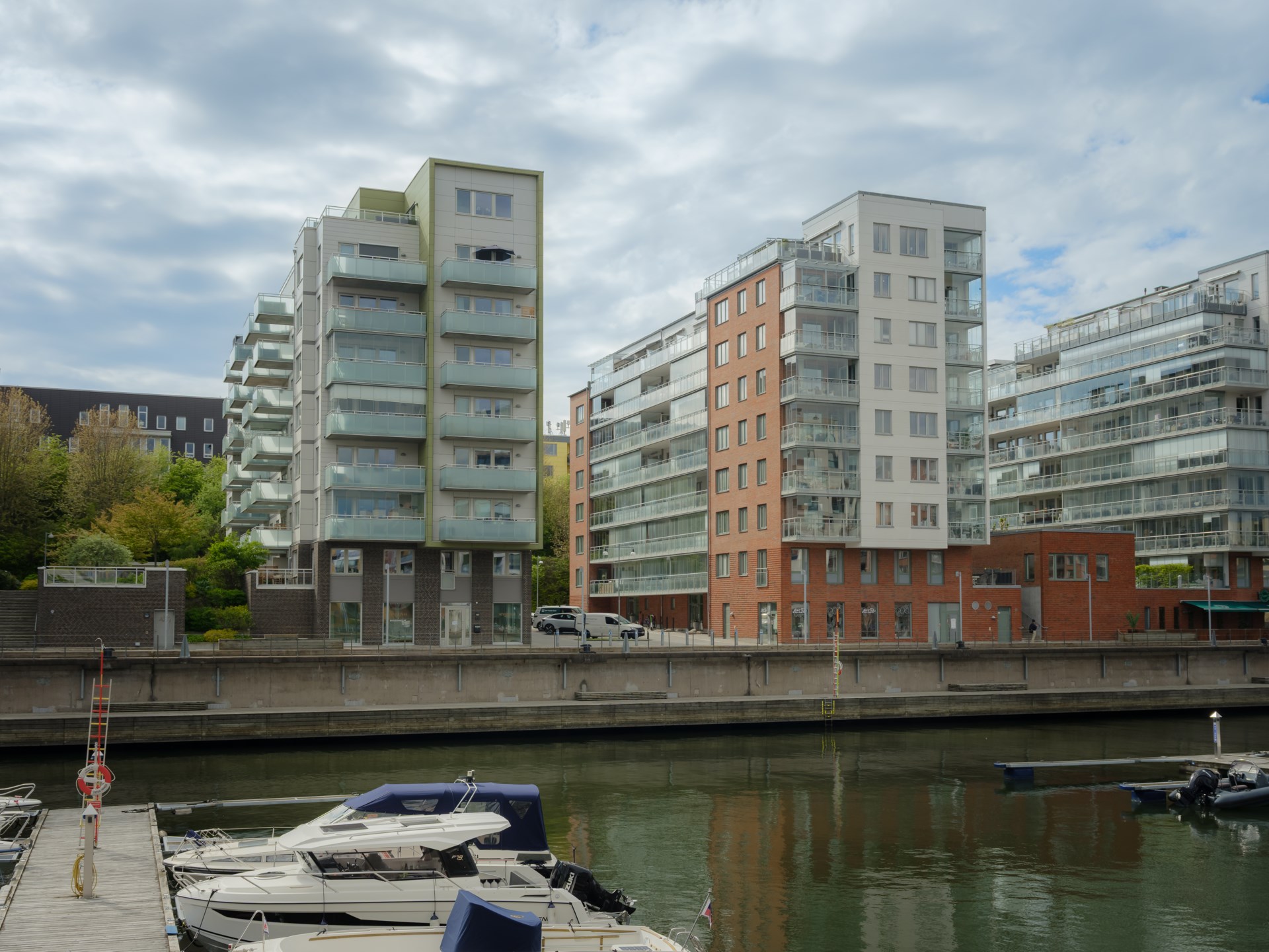 Högst upp med privat läge, generös takterrass och utsikt över staden
