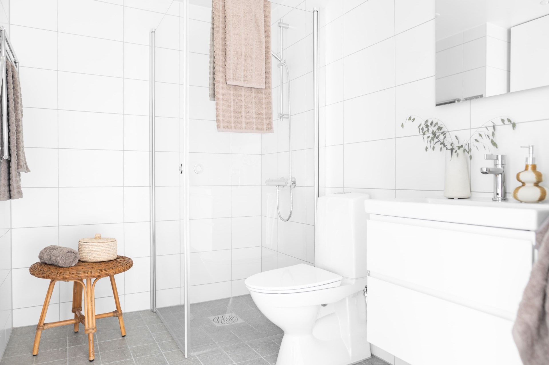 Ljus fyra med inglasad balkong i västerläge
