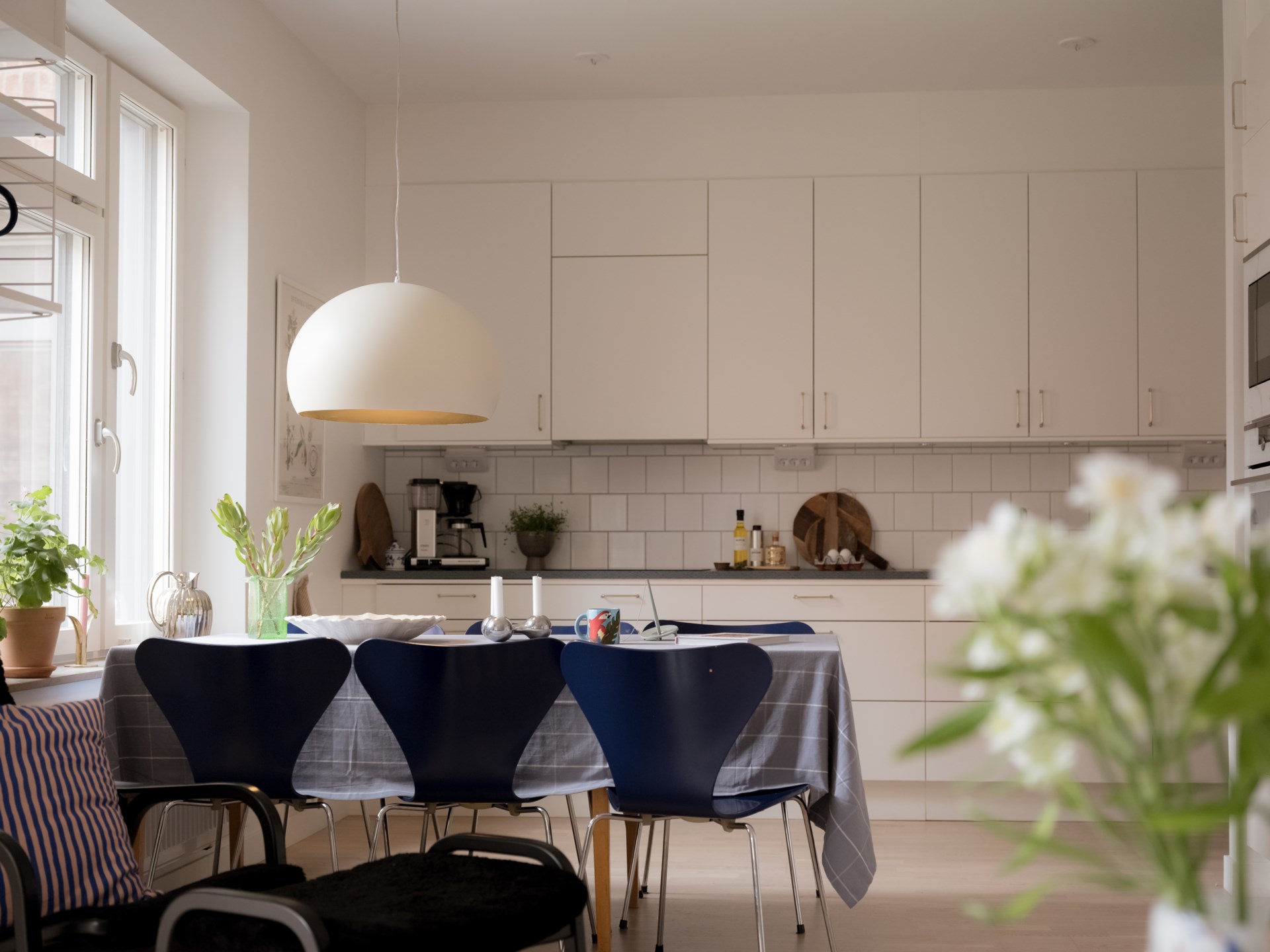 Generös trea med två badrum, västerbalkong och utsikt mot Sannaparken