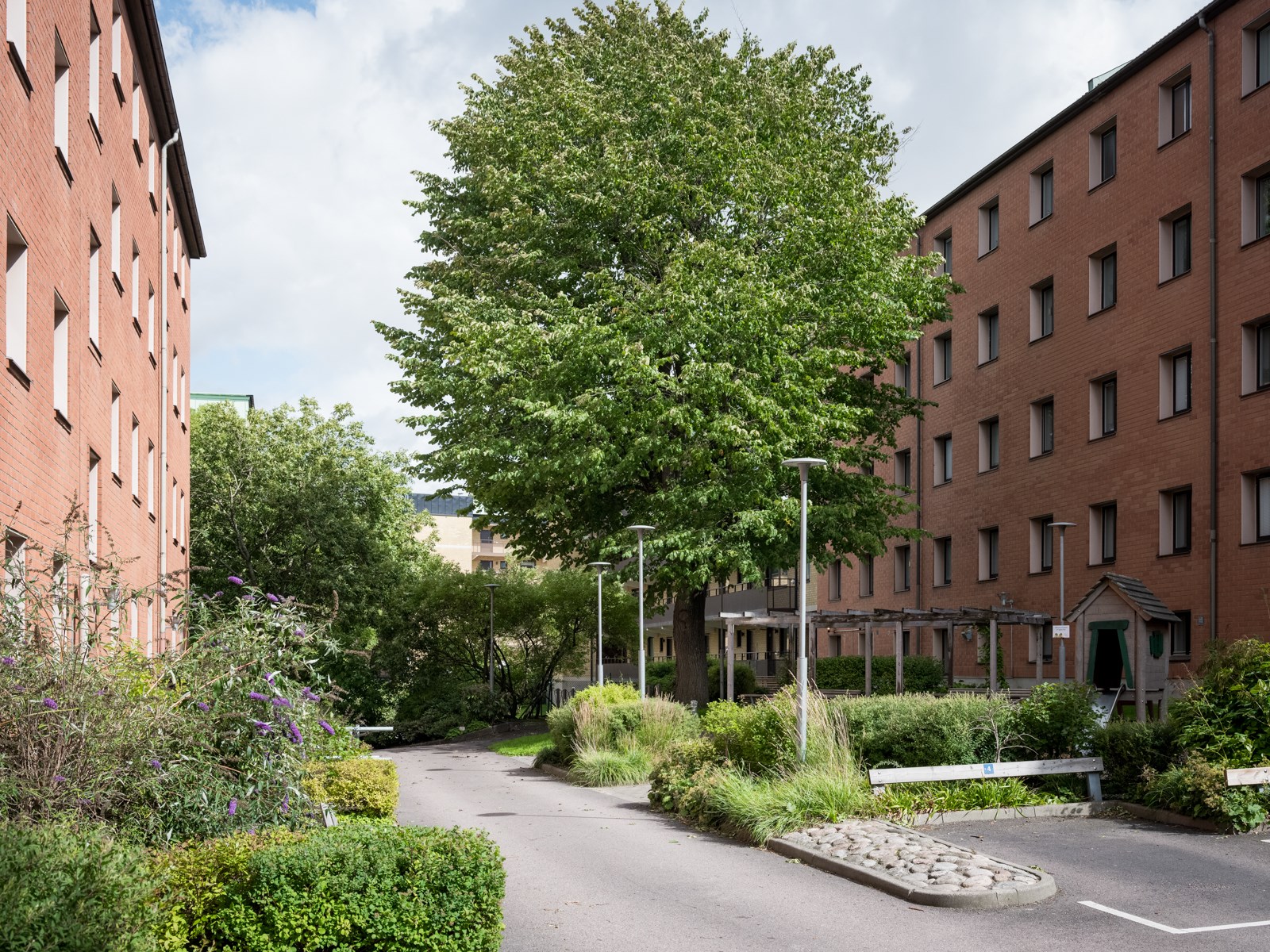 Ljus tvåa med originalcharm och solig söderbalkong