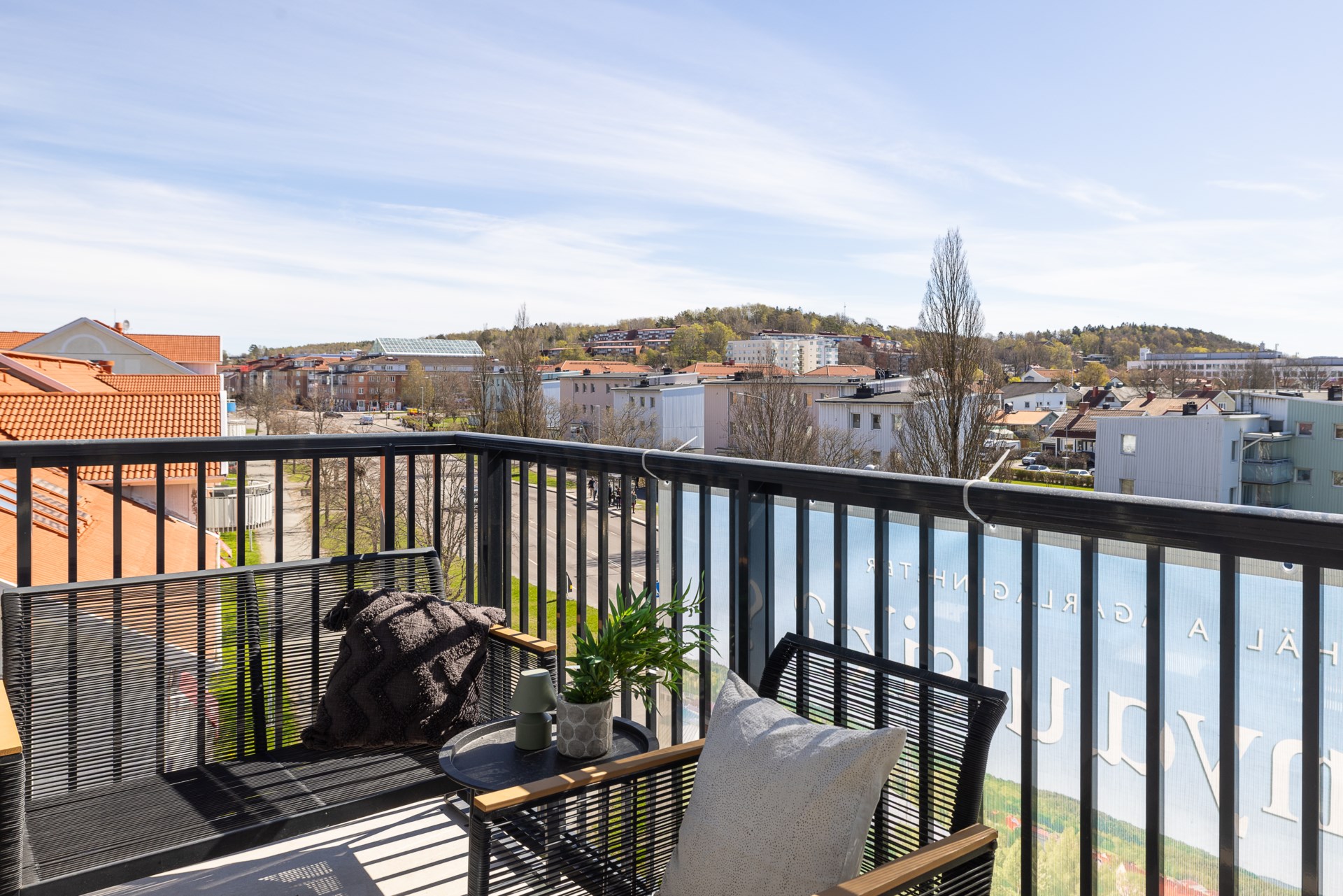 Ljus gaveltrea med balkong, utsikt och friheten med ägarlägenhet