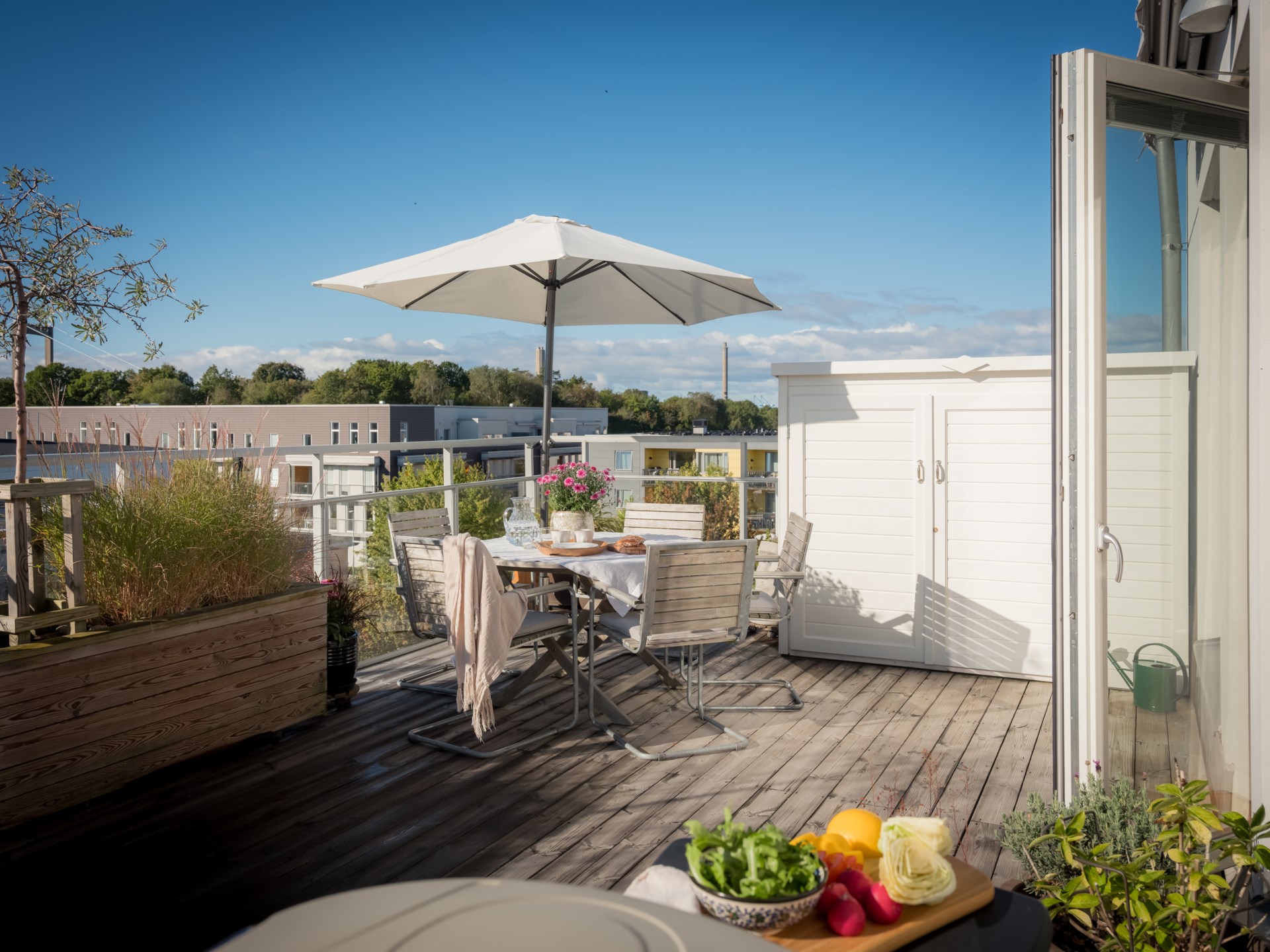 Högst upp med privat läge, generös takterrass och utsikt över staden