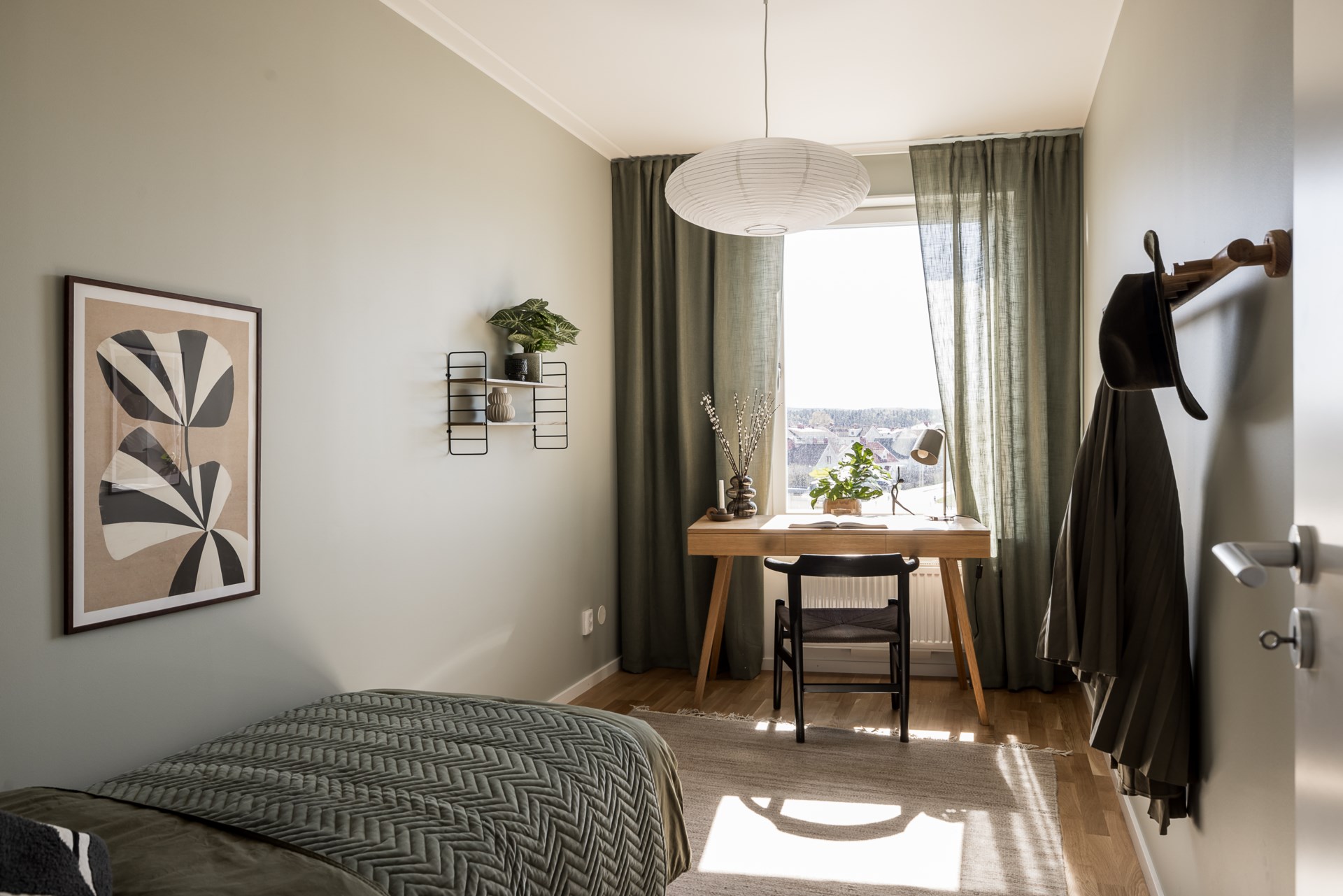 Ljus gaveltrea med balkong, utsikt och friheten med ägarlägenhet