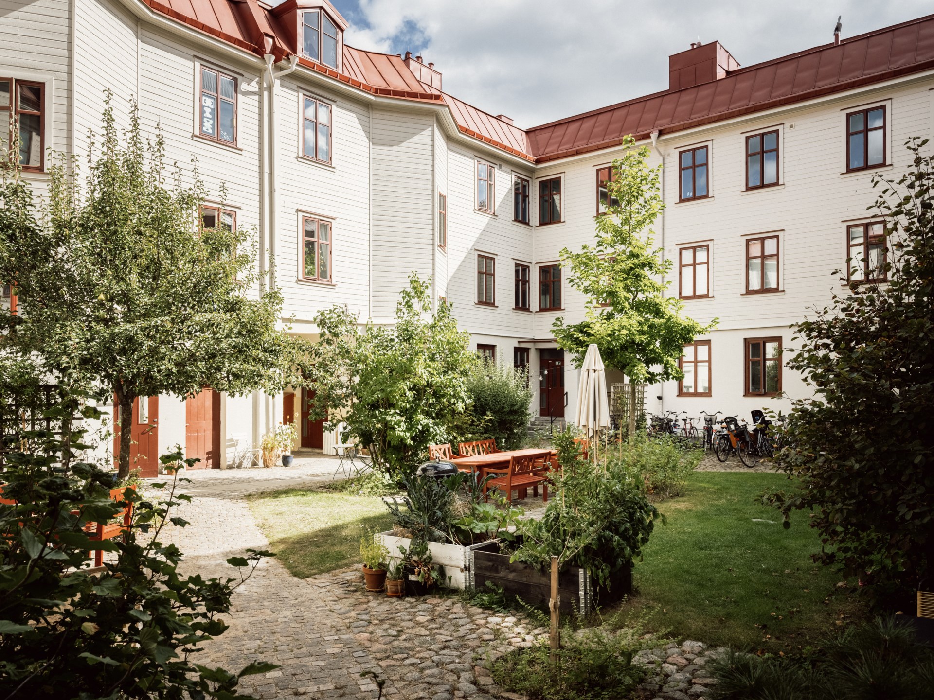 Harmonisk landshövdingetrea med fungerande kakelugn