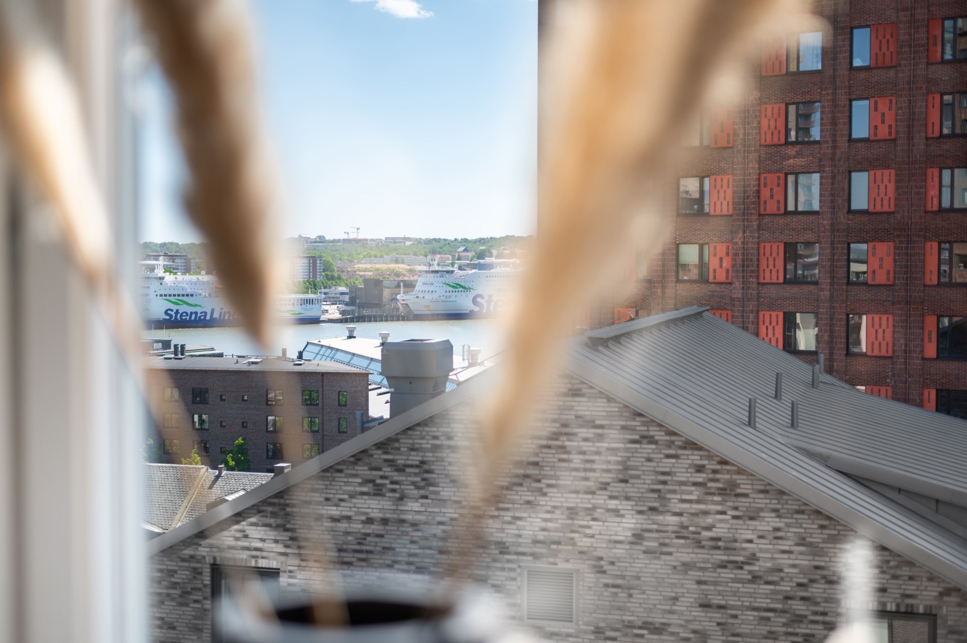 Ljus fyra med inglasad balkong i västerläge