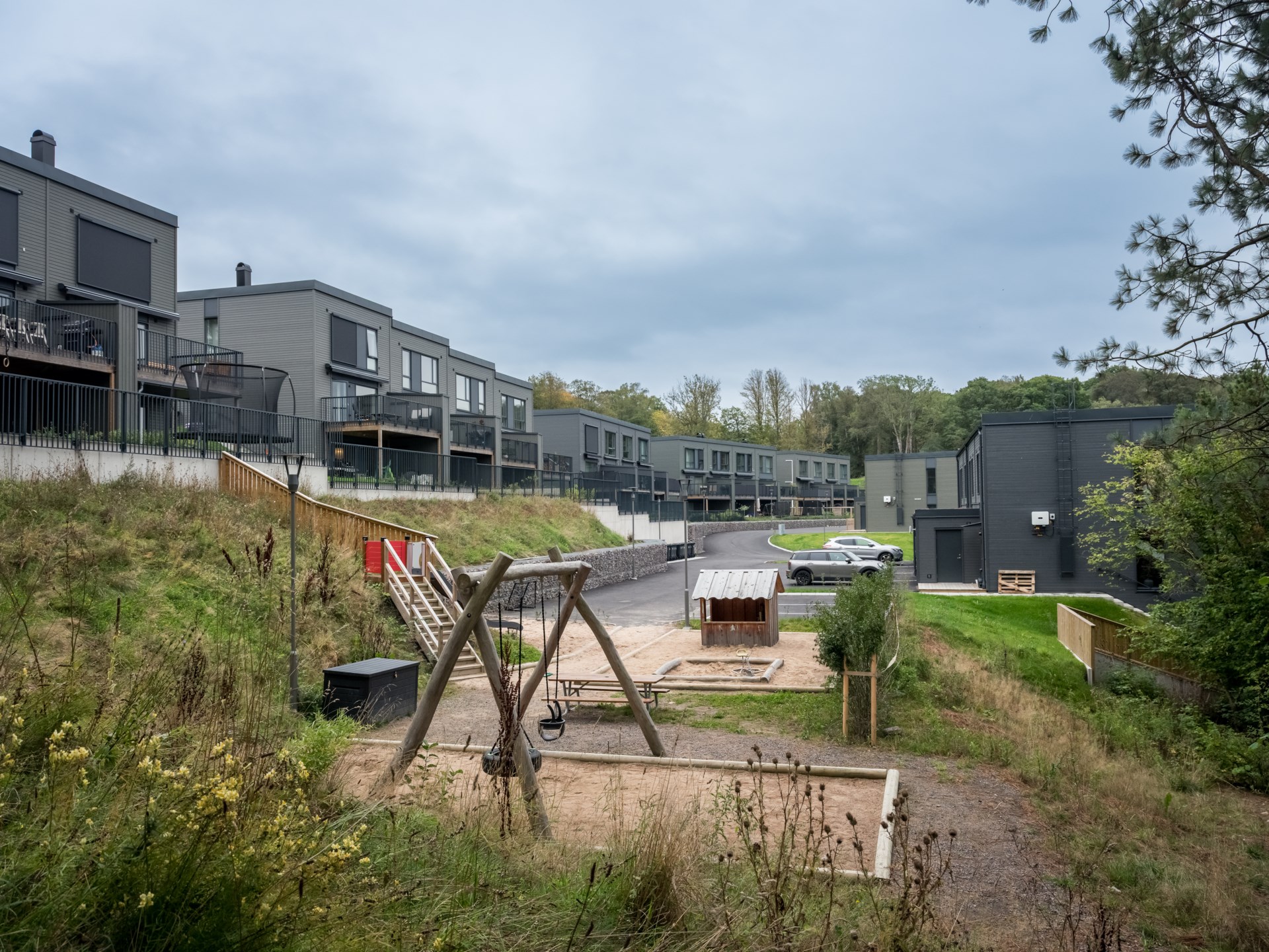 Arkitektritat radhus med vacker utsikt, dubbla uteplatser och genomtänkta och stilrena tillval
