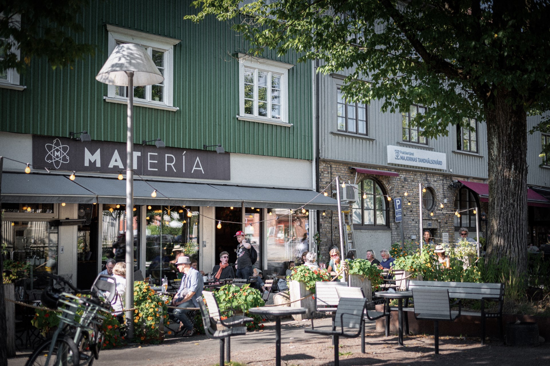 Ombonad trea med inglasad balkong mot grönska- garageplats med laddstolpe ingår!