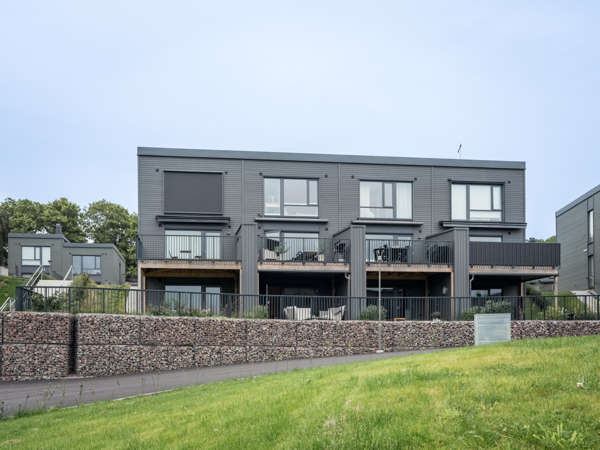 Arkitektritat radhus med vacker utsikt, dubbla uteplatser och genomtänkta och stilrena tillval