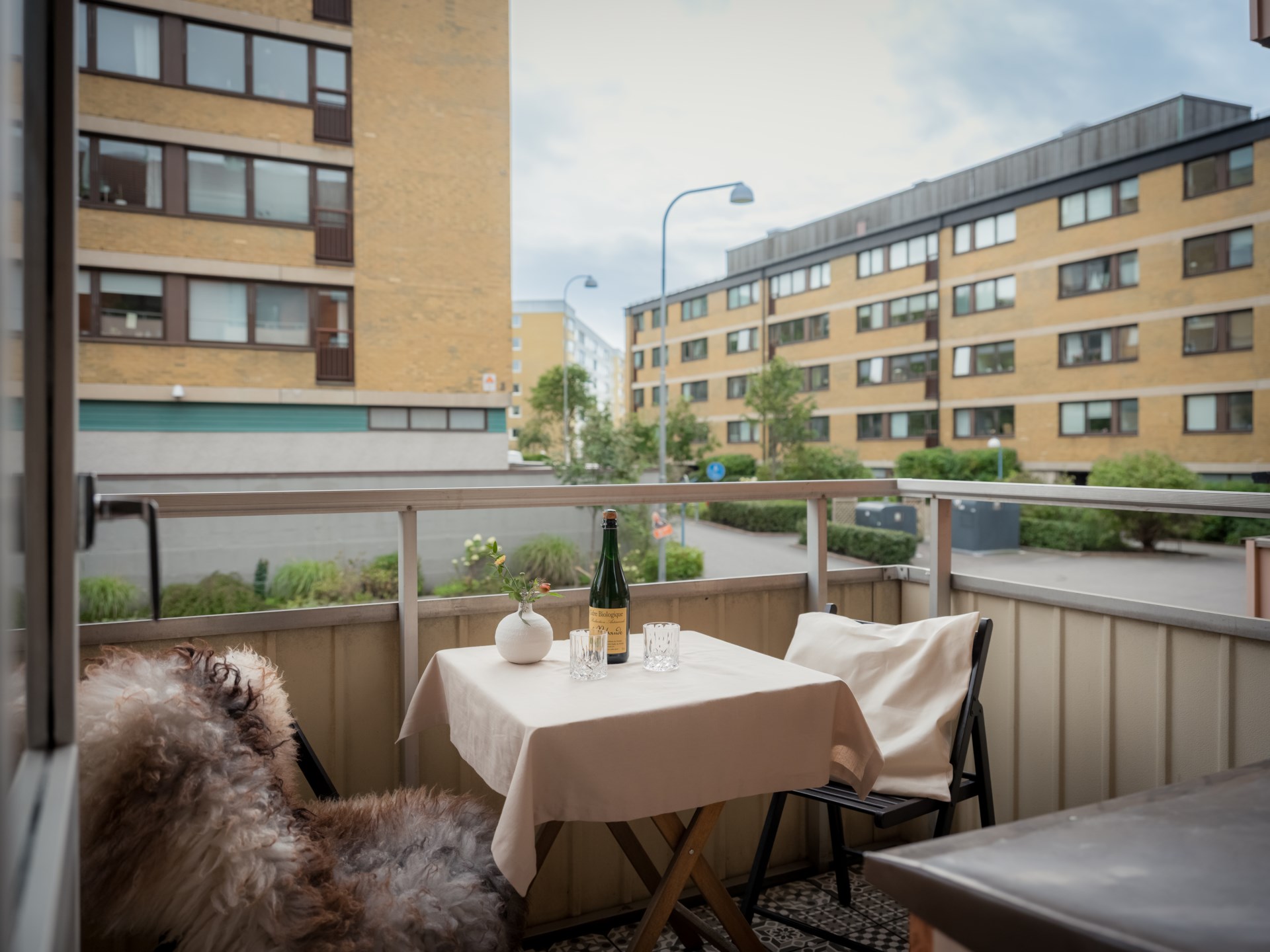 Ljus tvåa med originalcharm och solig söderbalkong