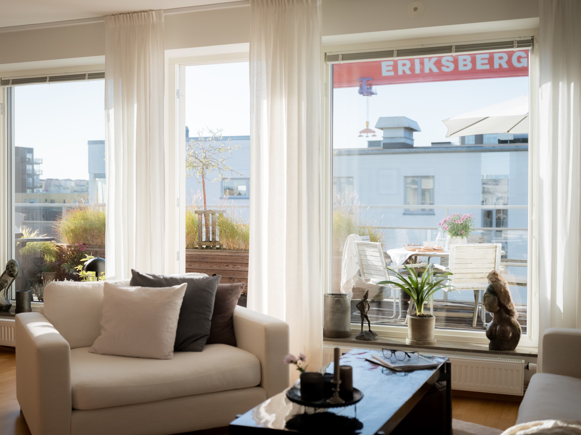 Högst upp med privat läge, generös takterrass och utsikt över staden