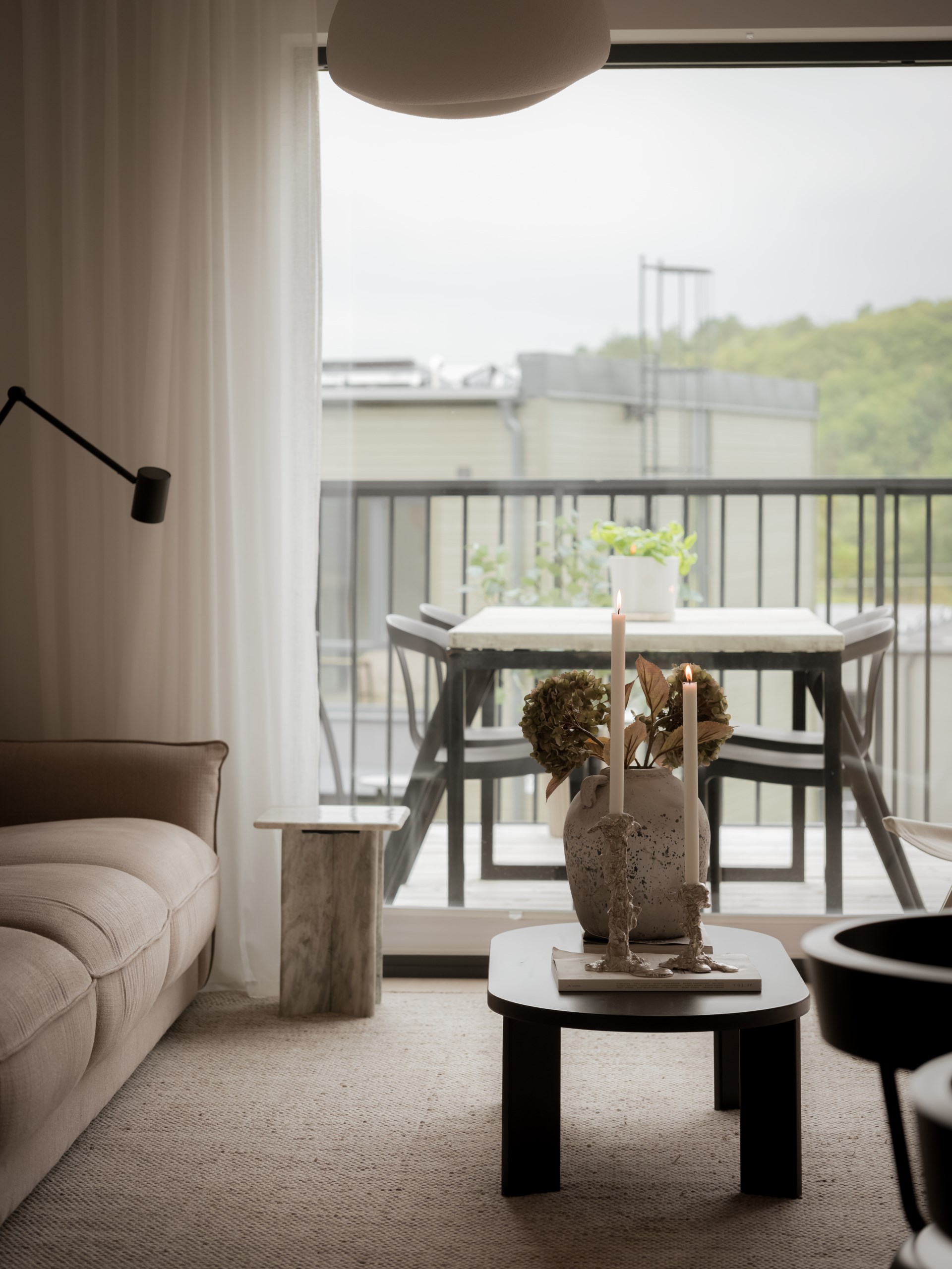 Arkitektritat radhus med vacker utsikt, dubbla uteplatser och genomtänkta och stilrena tillval