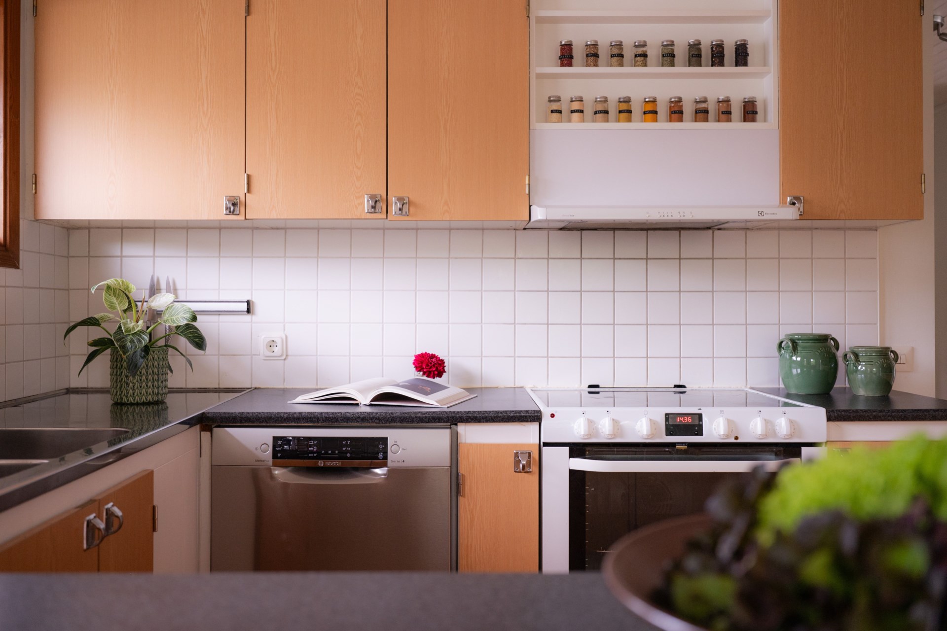 Ett varmt och trivsamt hem med generösa ytor och rogivande, naturskönt läge!