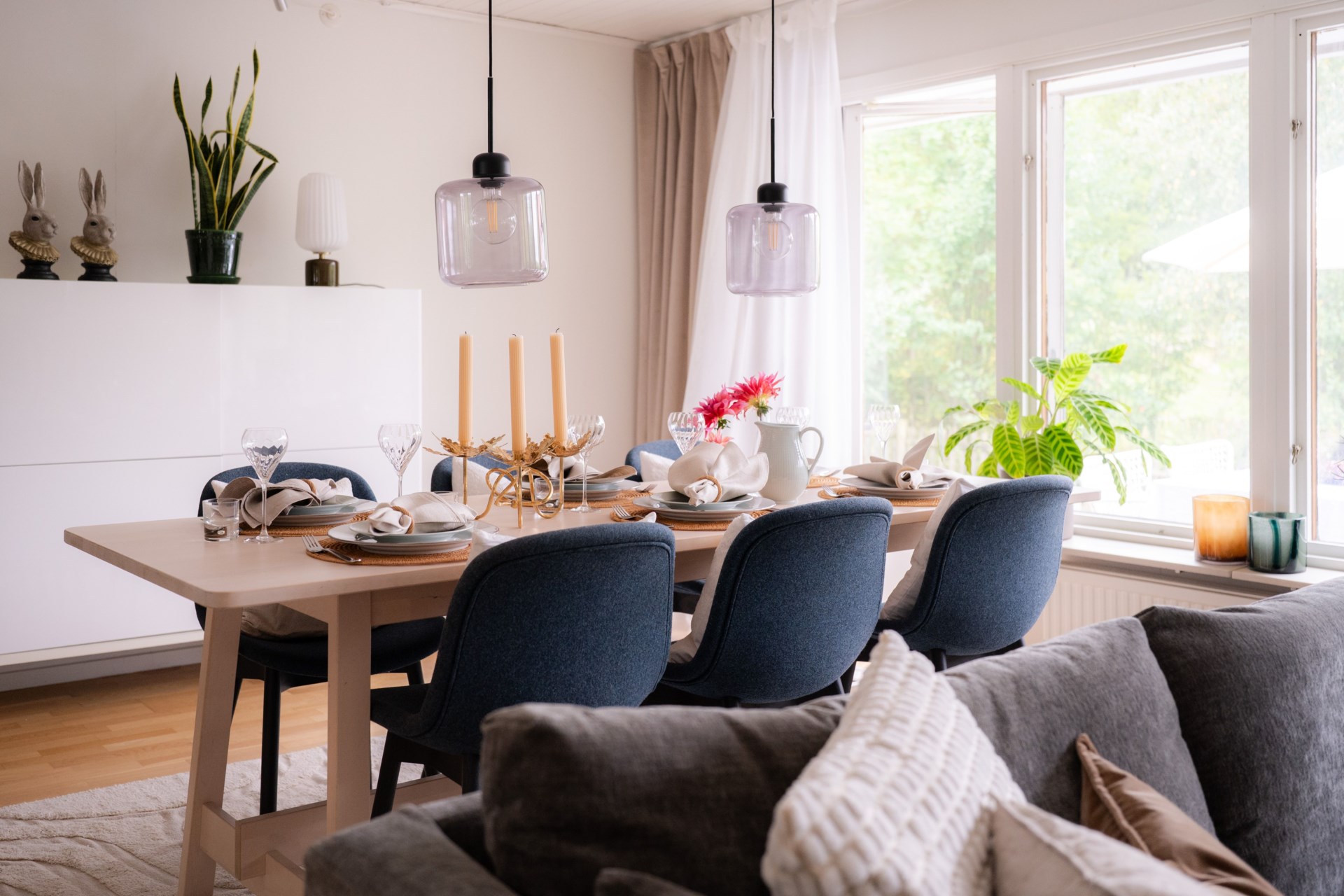 Ett varmt och trivsamt hem med generösa ytor och rogivande, naturskönt läge!