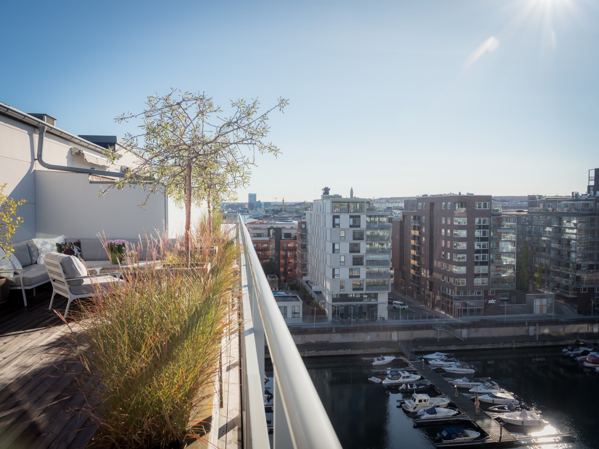 Högst upp med privat läge, generös takterrass och utsikt över staden