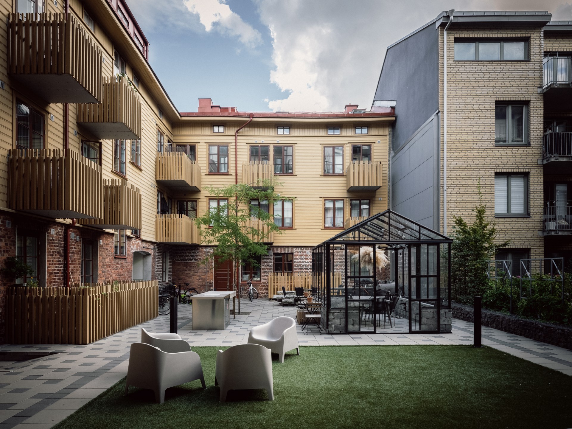 Högst upp i vackert landshövdingehus – en fyra med tre sovrum och två balkonger