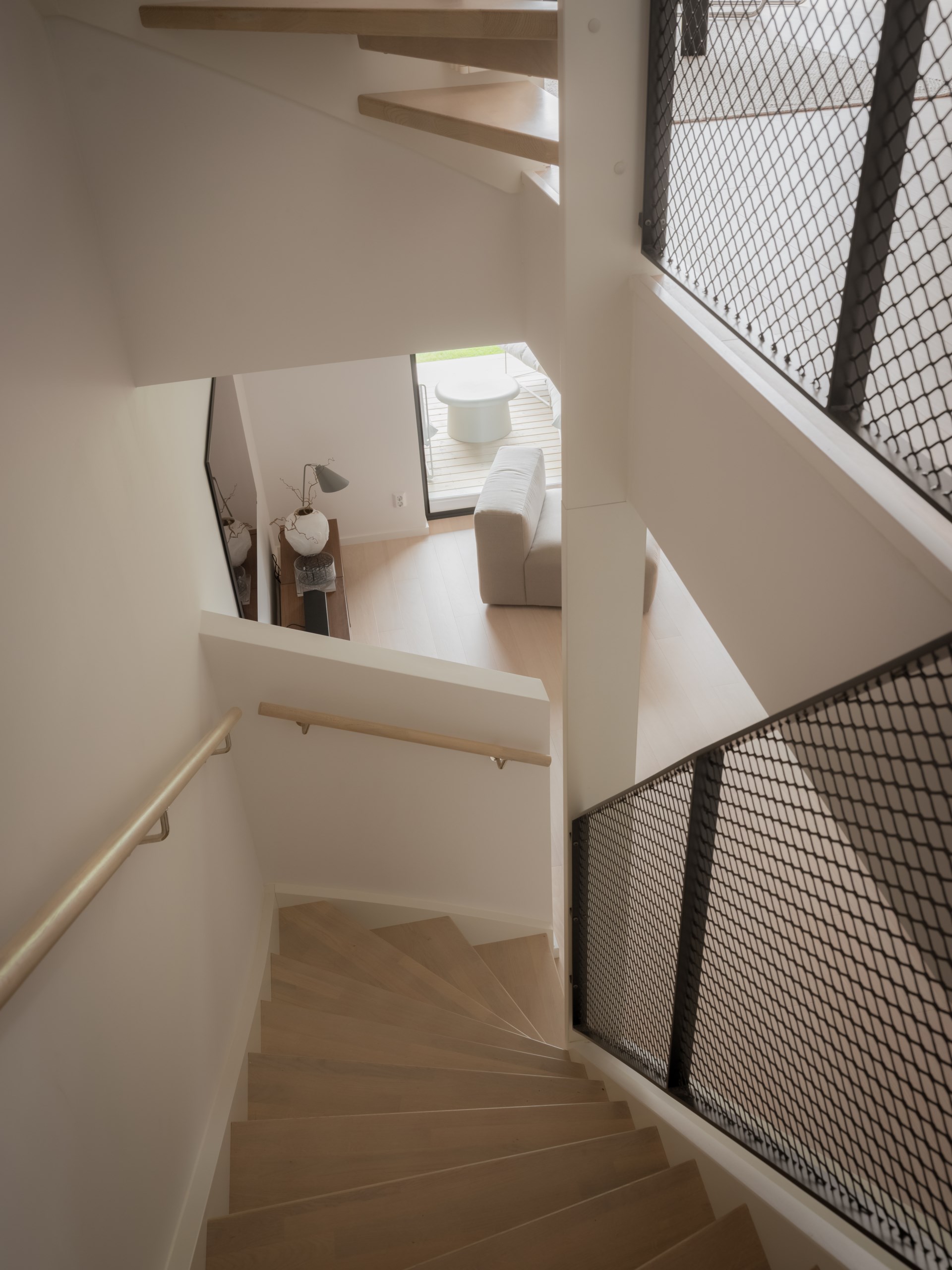 Arkitektritat radhus med vacker utsikt, dubbla uteplatser och genomtänkta och stilrena tillval