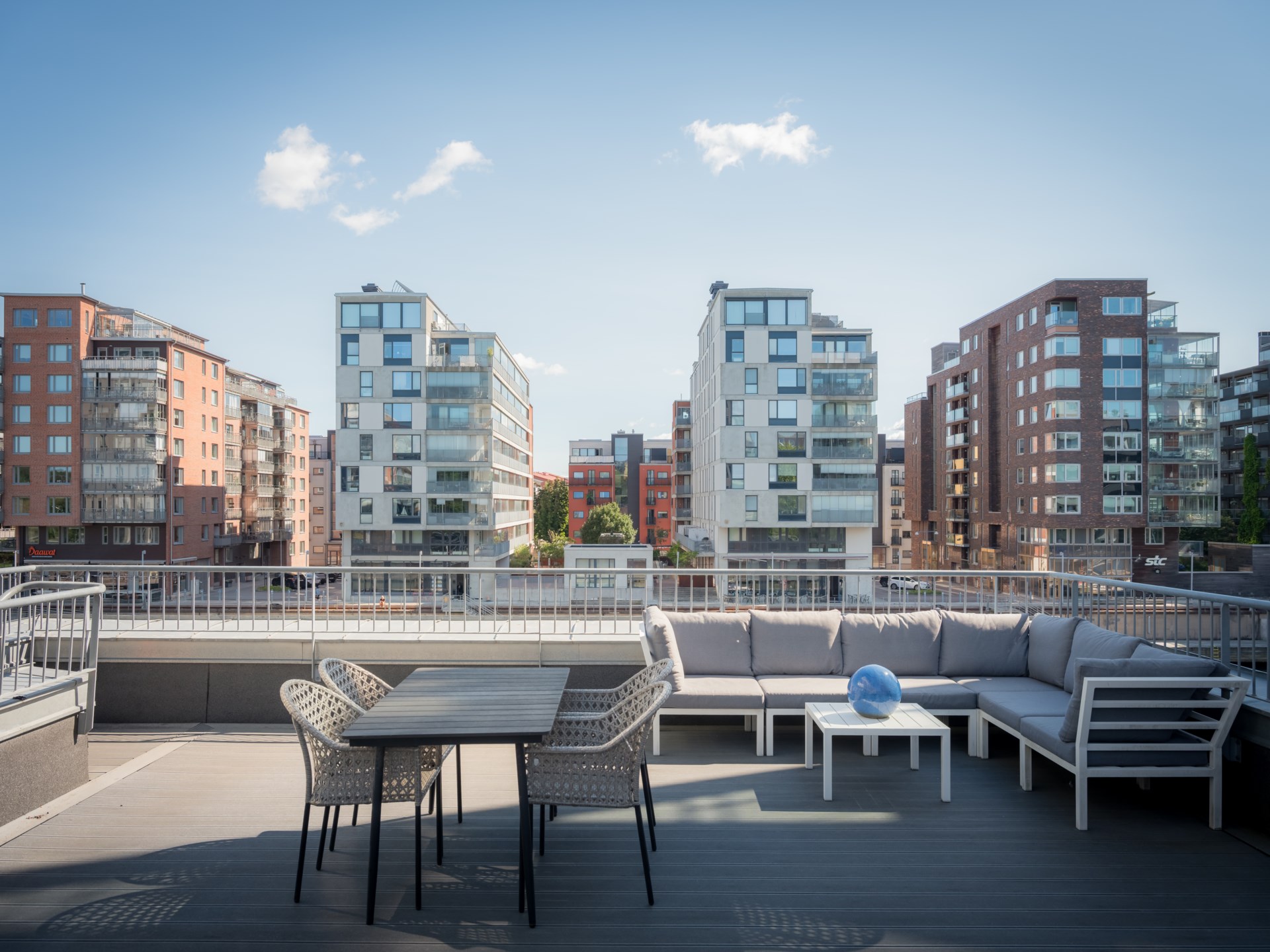 Högst upp med privat läge, generös takterrass och utsikt över staden